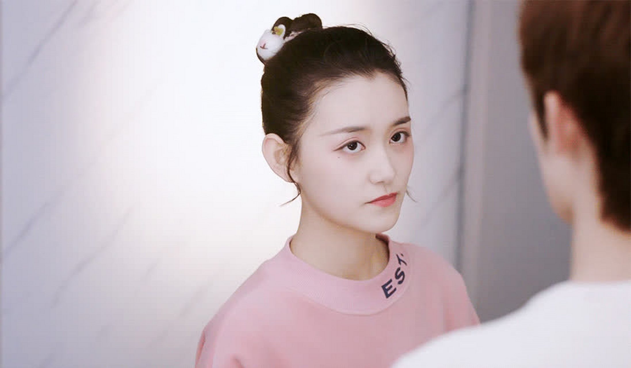 蒋依依的新剧造型怎么样? 这件老式衣服实在不适合她.