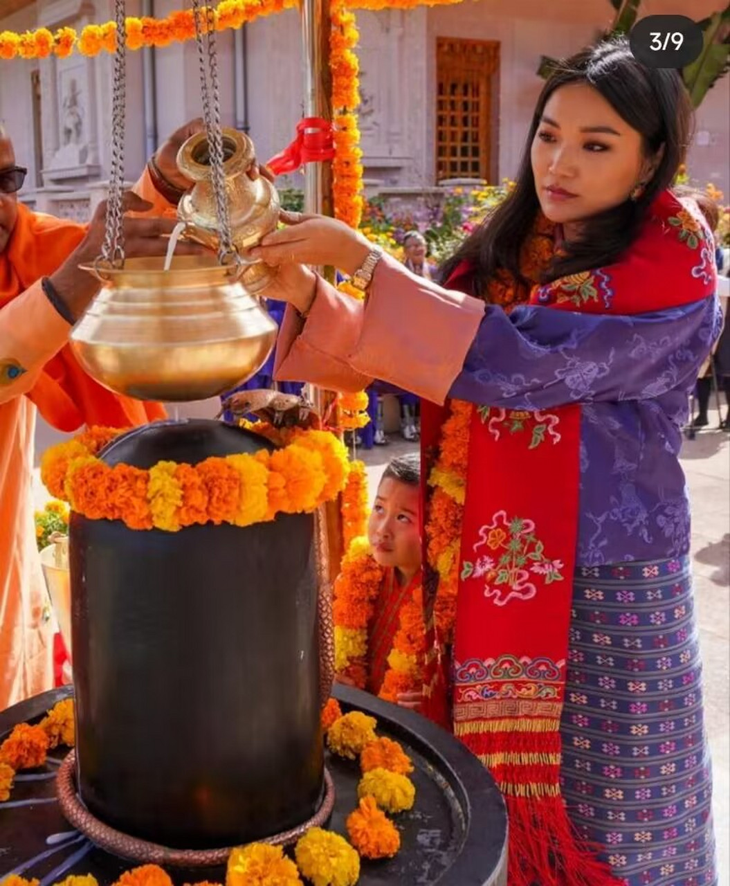 不丹王后佩玛在生育之后不久就开始出席活动,她的身材还没有恢复,腹部