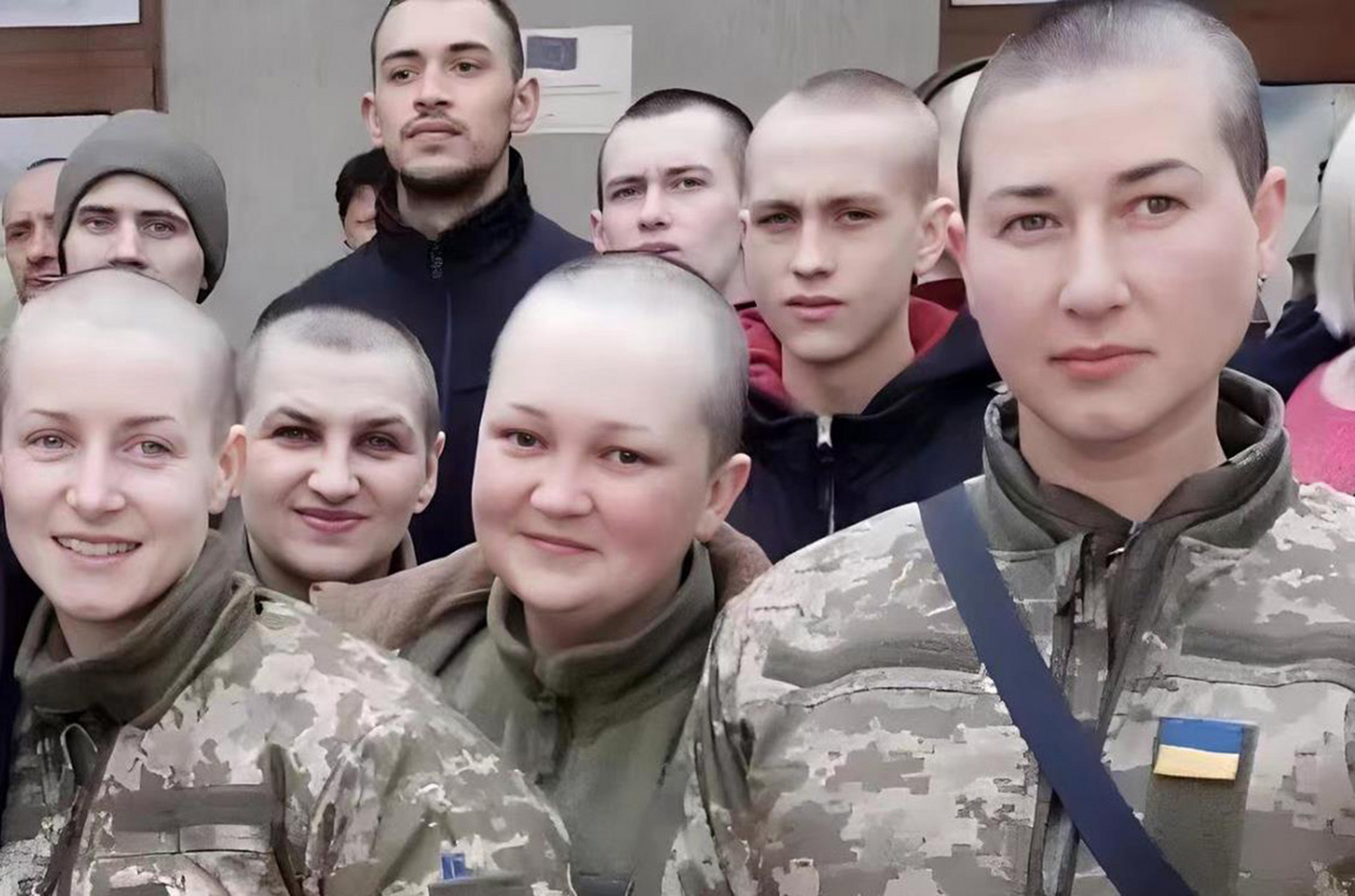 一组照片显示,被俄罗斯军队俘虏的乌克兰女兵,被俄罗斯军队剃光头发的