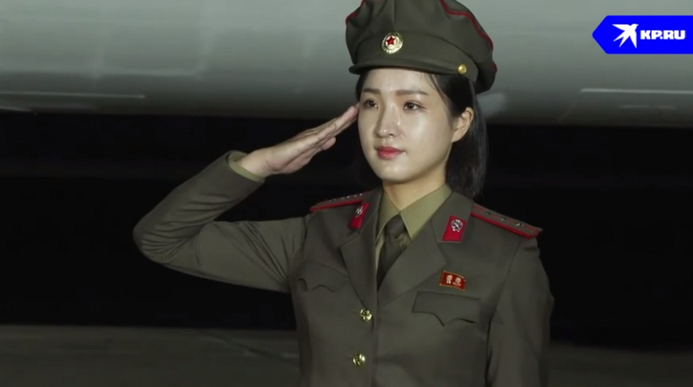 【俄防长率团抵达朝鲜,漂亮女兵敬礼引注目】据俄国防部官网报道,当地