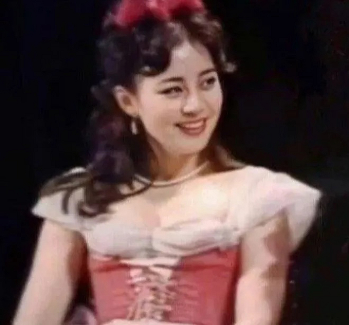 1985年,25岁的宋丹丹在出演话剧《上帝的宠儿》时,留下了这张惊艳照片