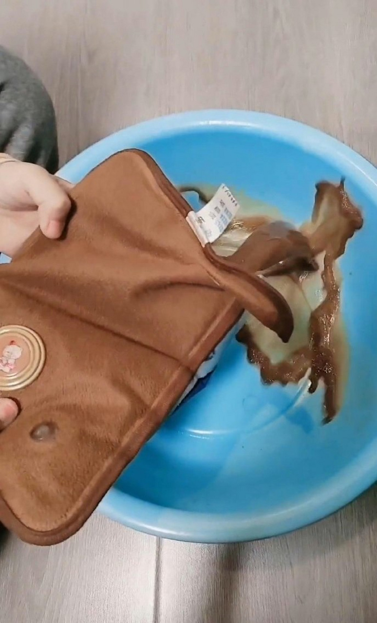 孩子非要看看热水袋里面是什么,那就剪开让他看看吧,可问题也来了