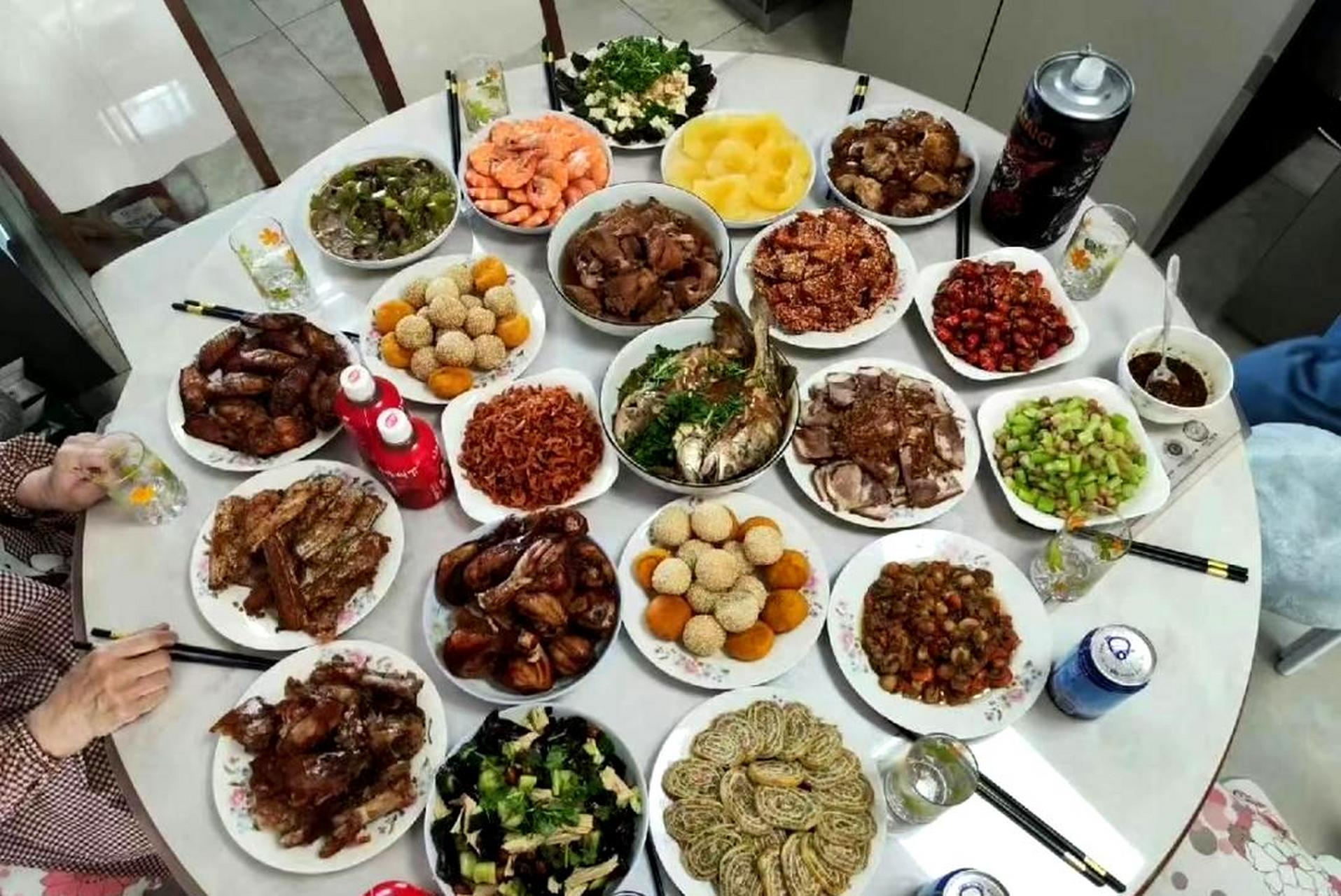 据说这张照片展现了南方年夜饭和北方年夜饭的差异,你们觉得哪一桌菜