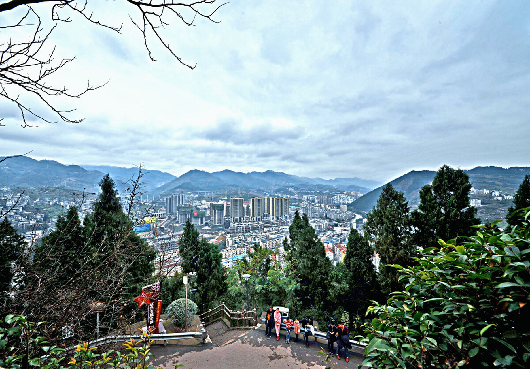 古蔺火星山森林公园:它的整个公园以火星山为中心,东西绵延各10公里