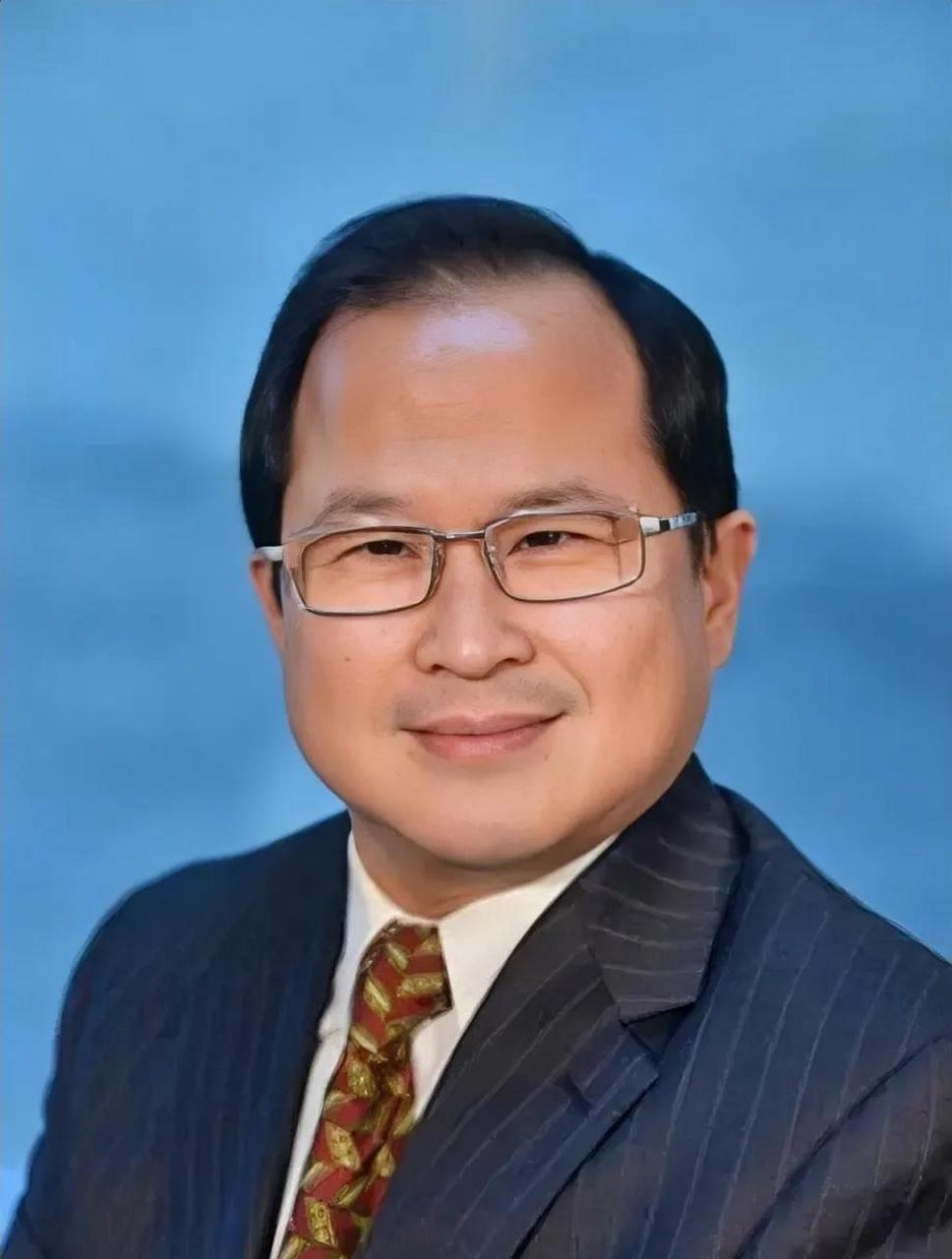 这货叫胡伟,上海交大教授,博导, 还曾拿过国务院特殊津贴, 头衔一大