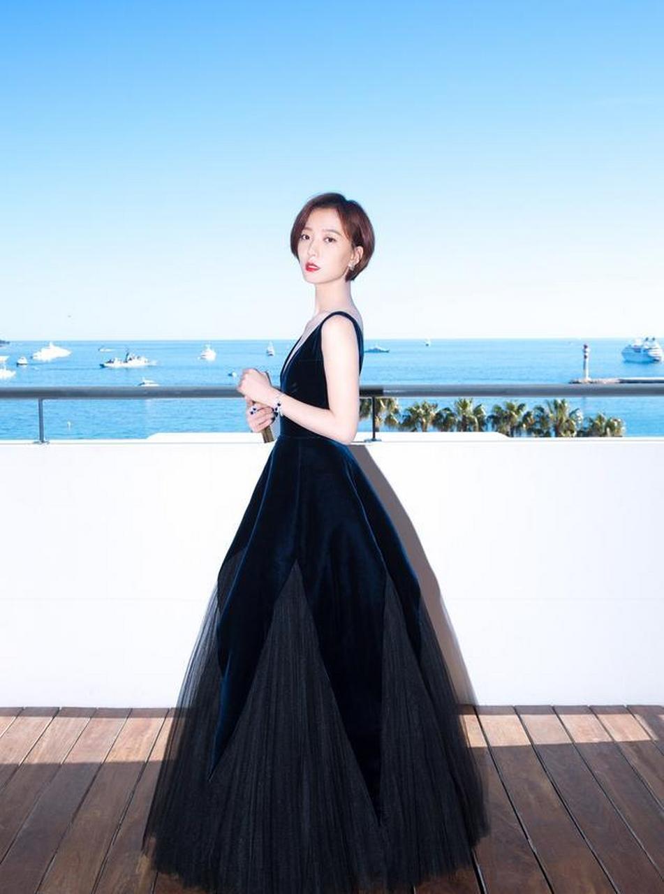 37岁王珞丹,黑色抹胸装,性感又诱惑!