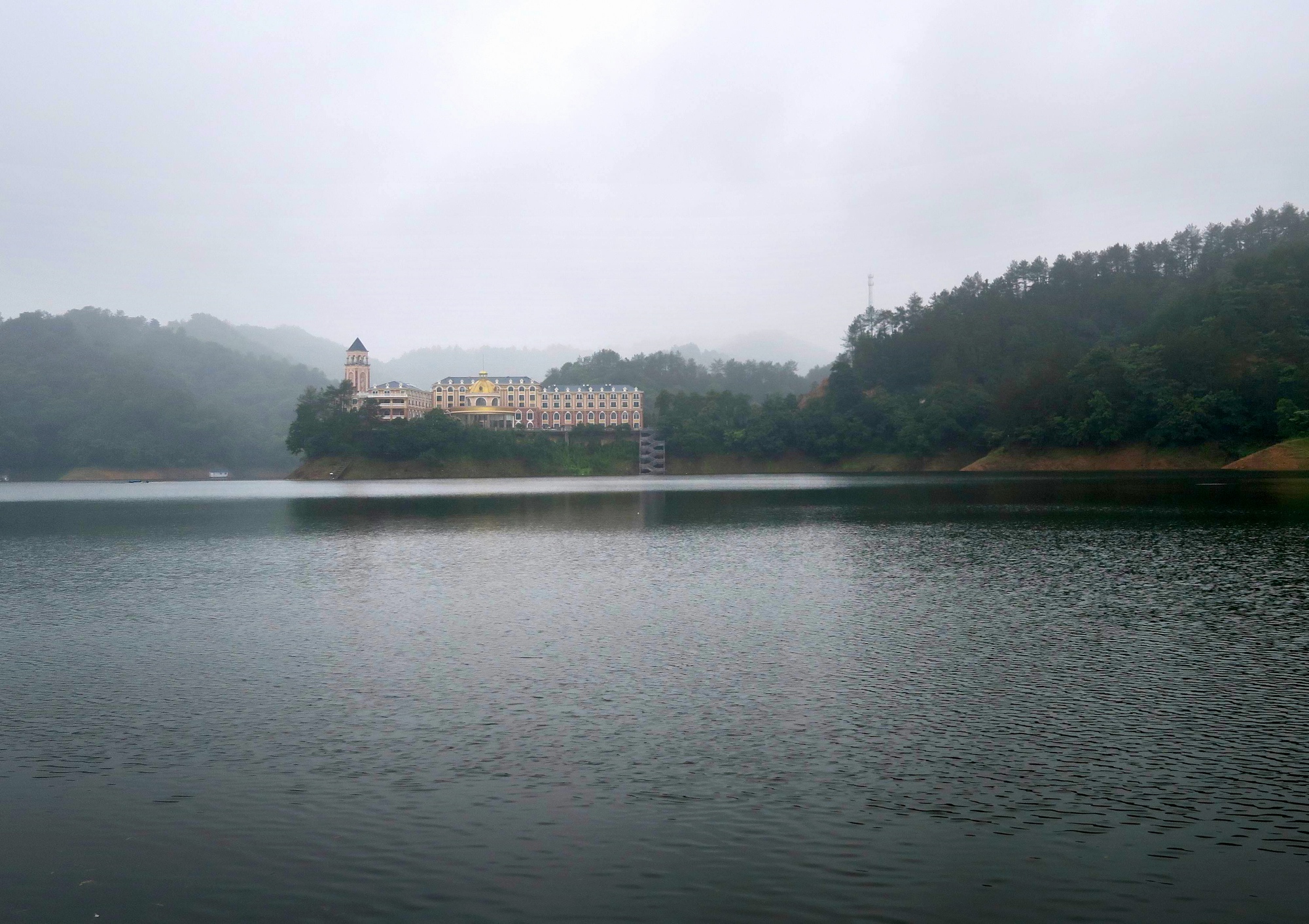 湖南宁乡市黄材水库距离湘潭韶山大约70余公里,也是几十年前汇聚一代