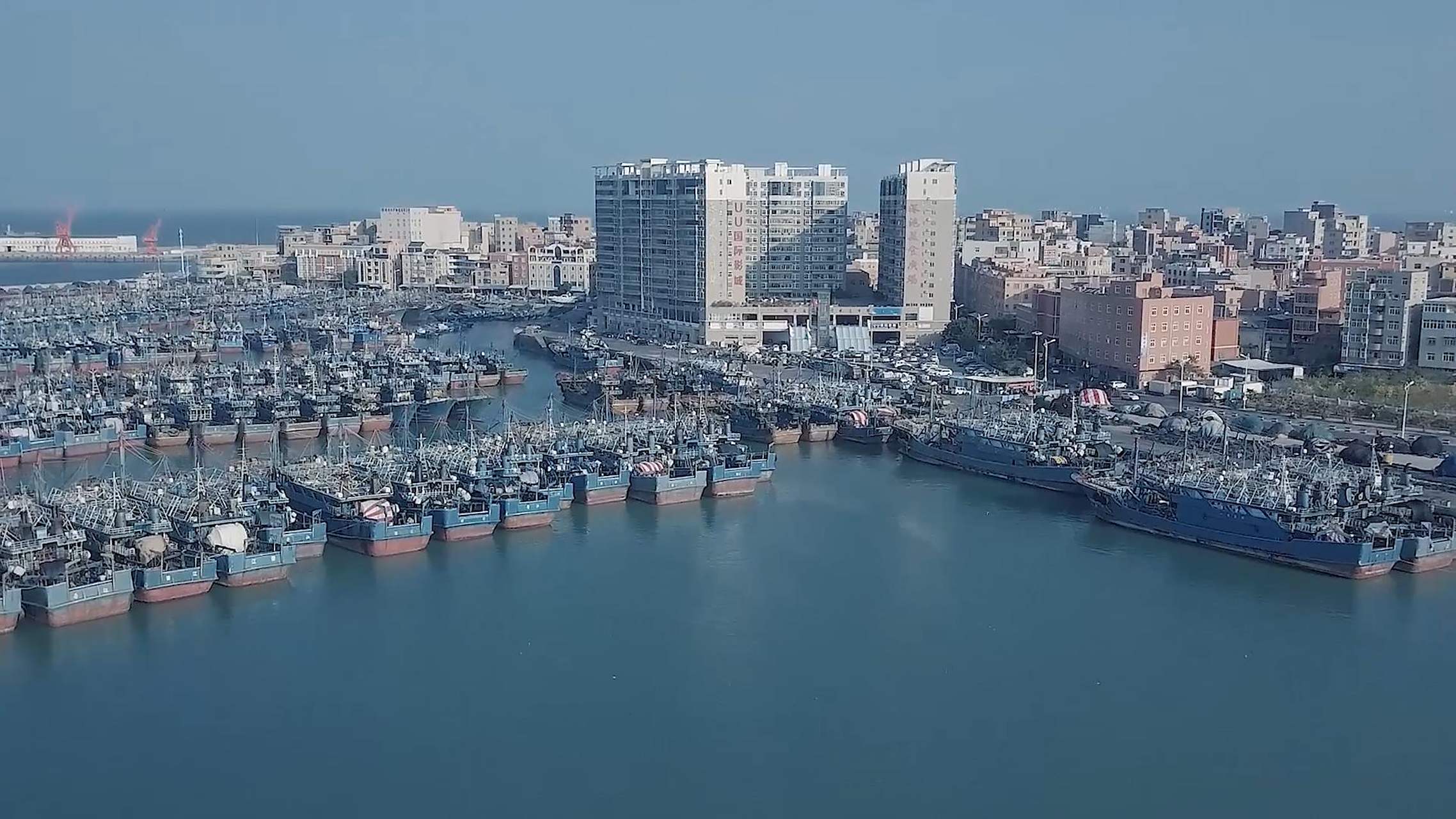 航拍福建 泉州晋江市深沪镇深沪湾 俯瞰这片海域船只 美丽风光 震撼到