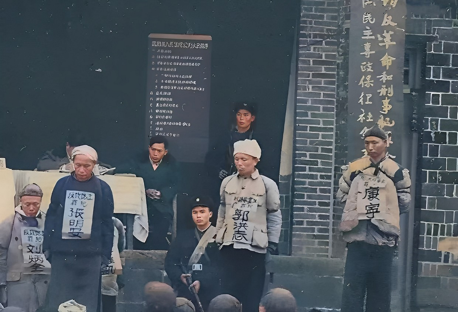 而群众的代表,尤其是穷人和中下层农民,会热情地指责地主是"黑历史盗"