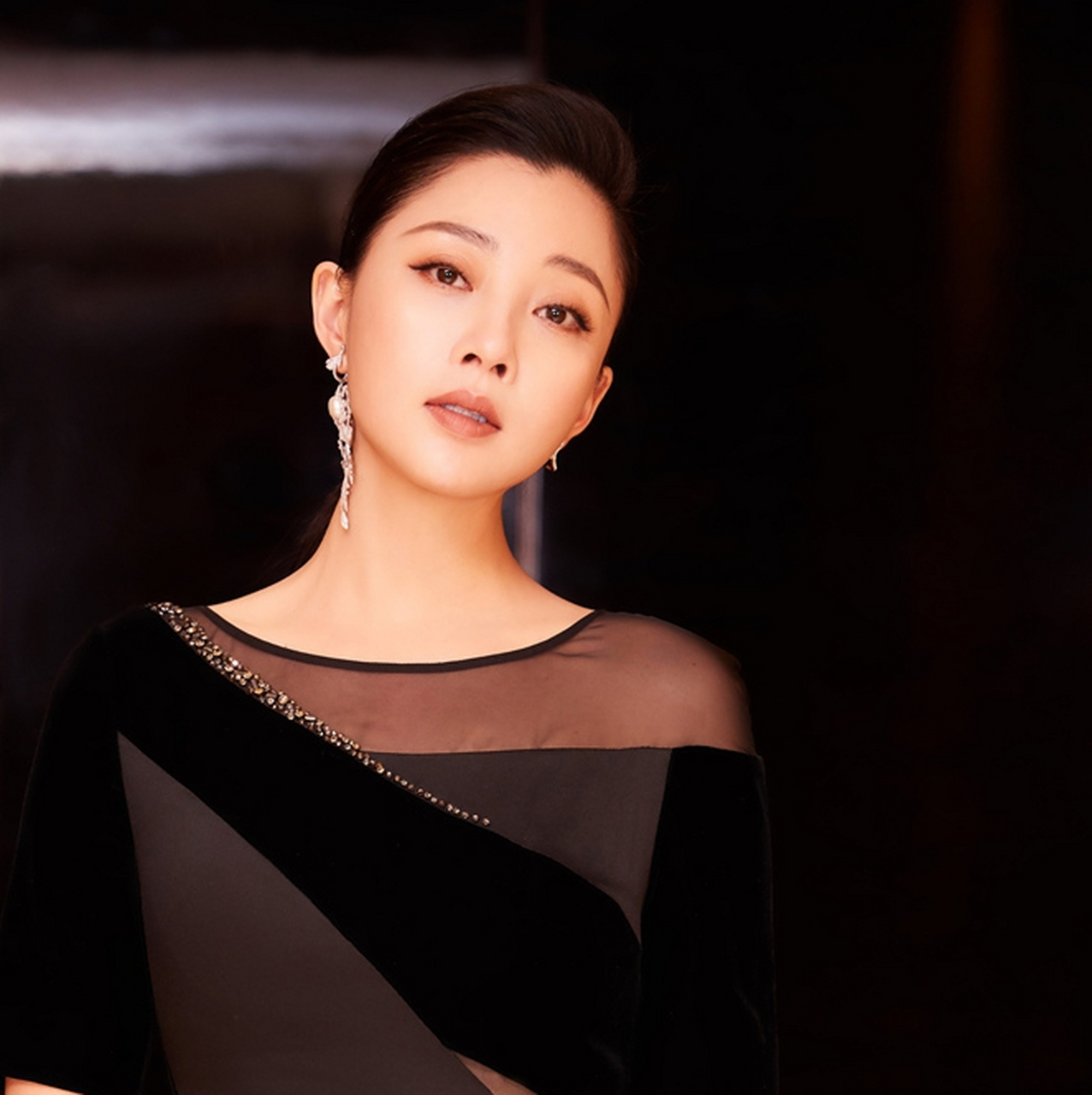 主持人,金星,问演员殷桃,我听说你结过婚,是不是啊.