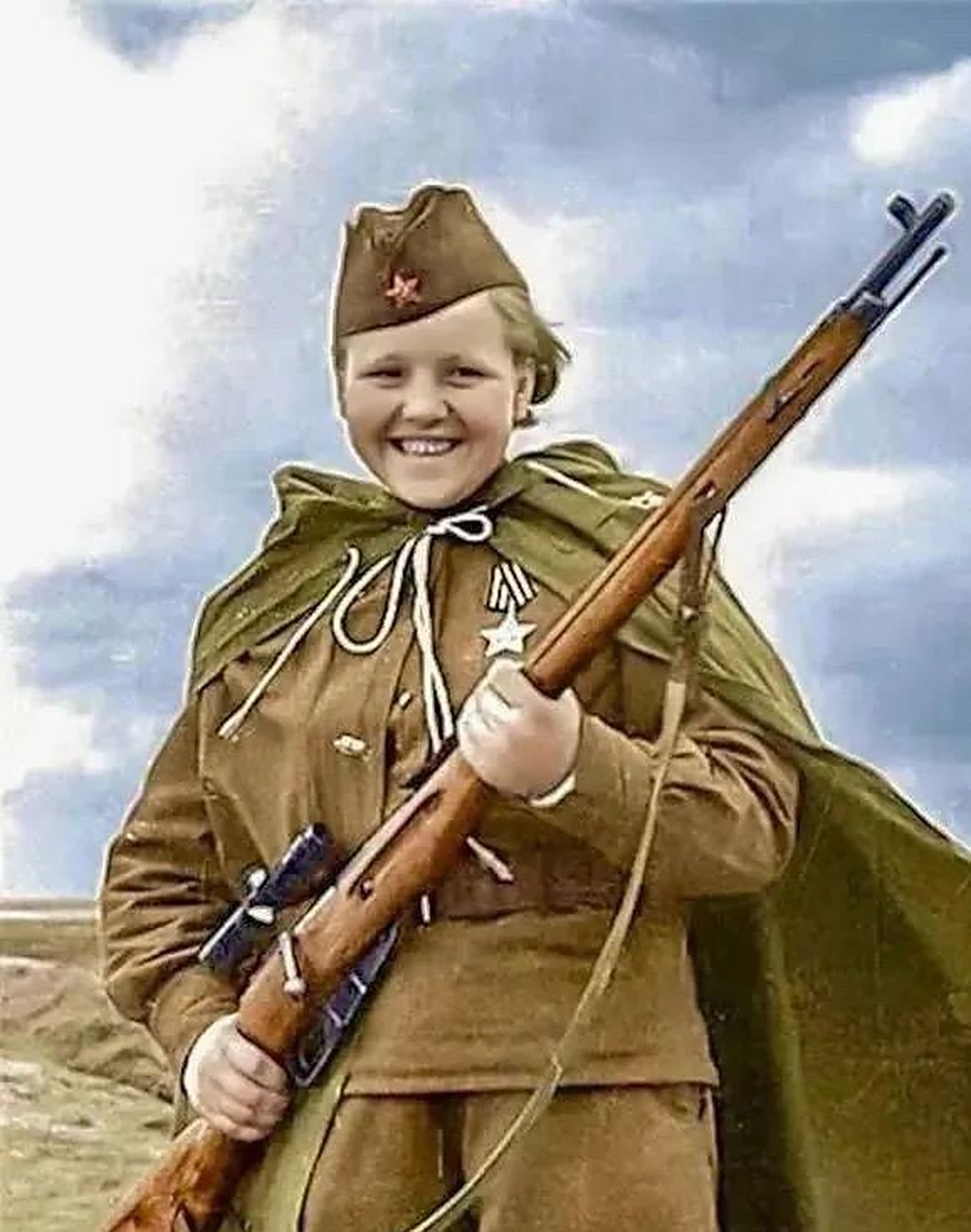 图片摄于20世纪40年代,一名苏联女狙击手笑容满面地接受了这次拍照