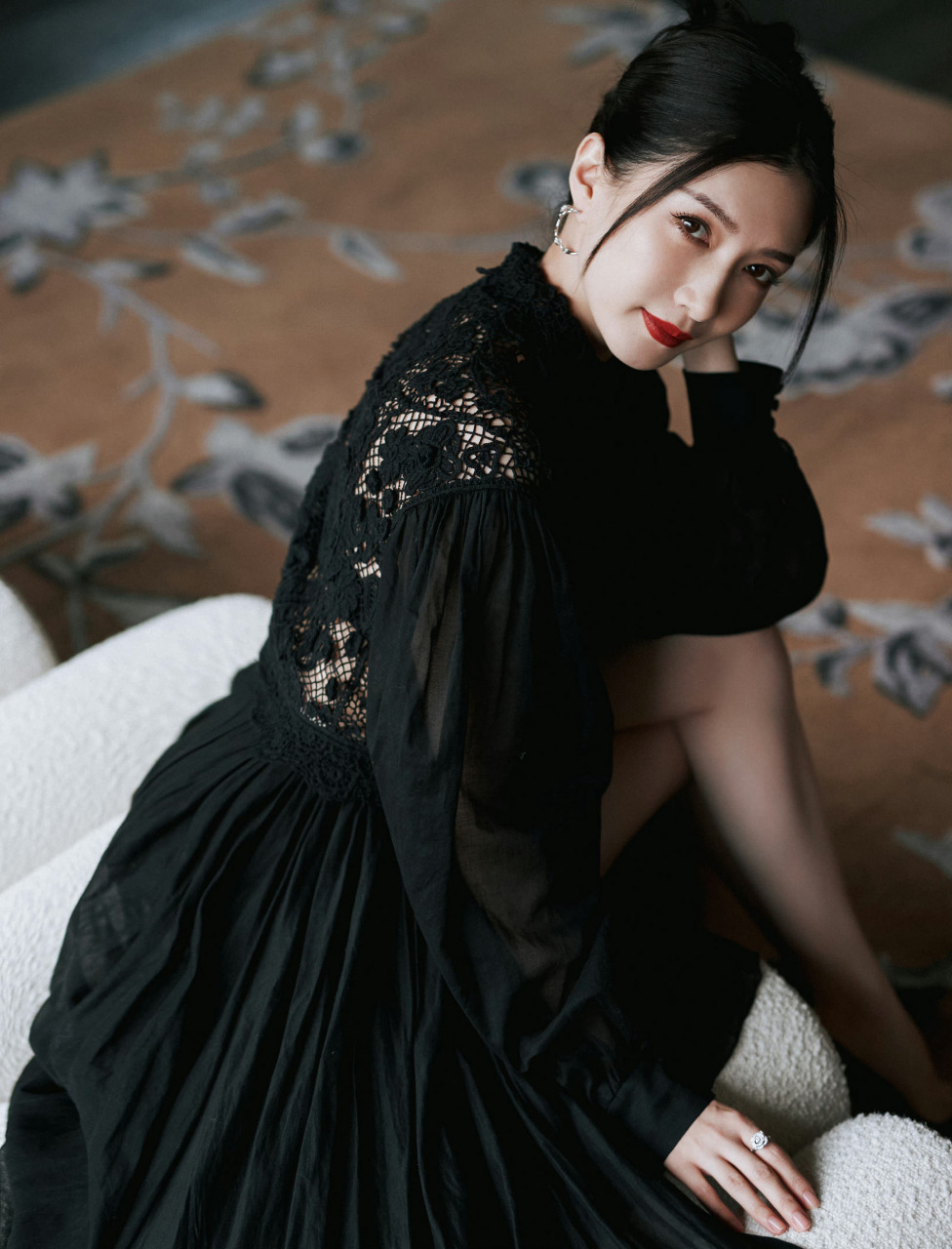 江疏影黑色连衣裙美得好高级