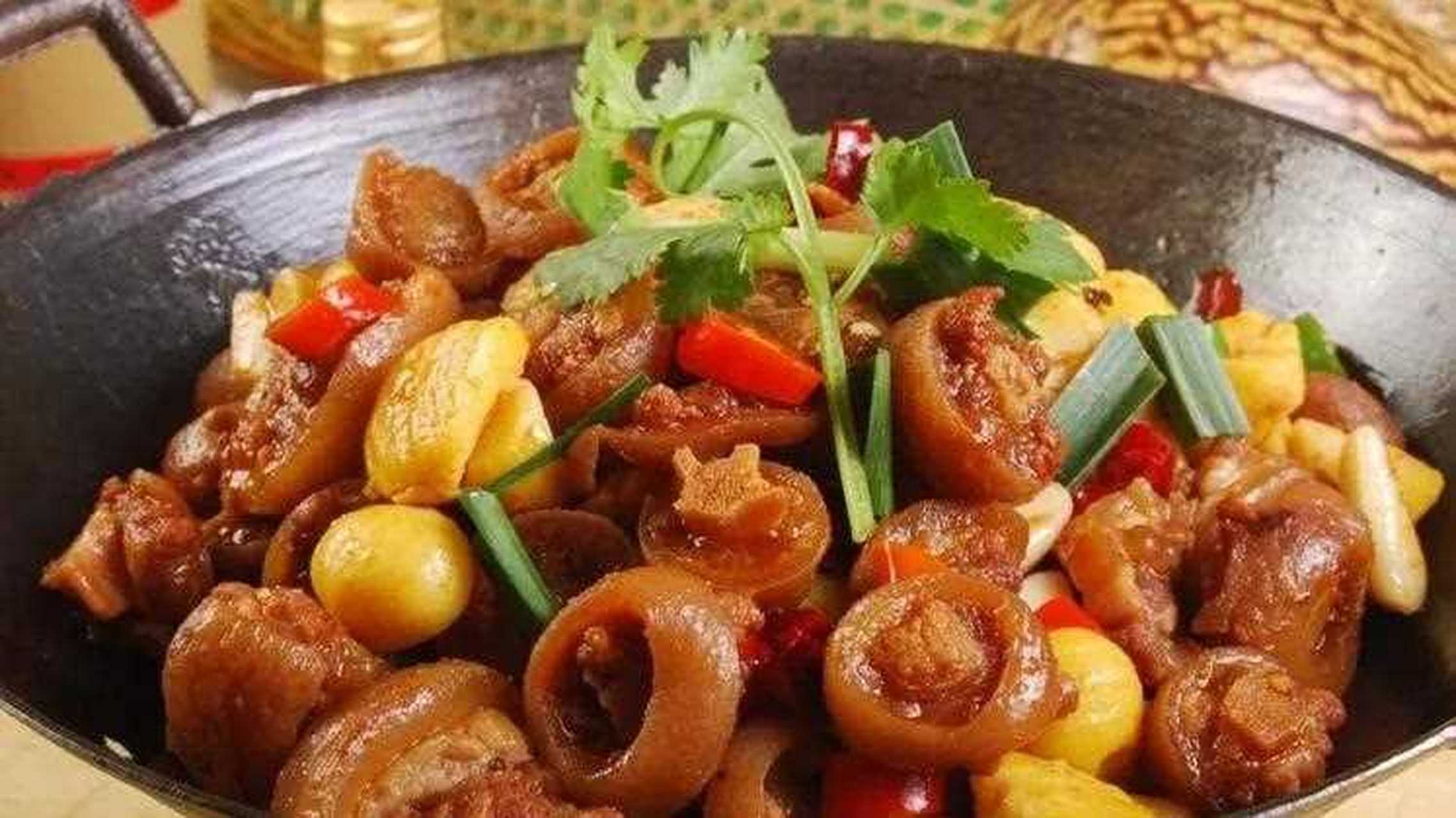 家常美食—板栗烧猪尾[礼物] 材料猪尾,板栗,青椒,蒜头.