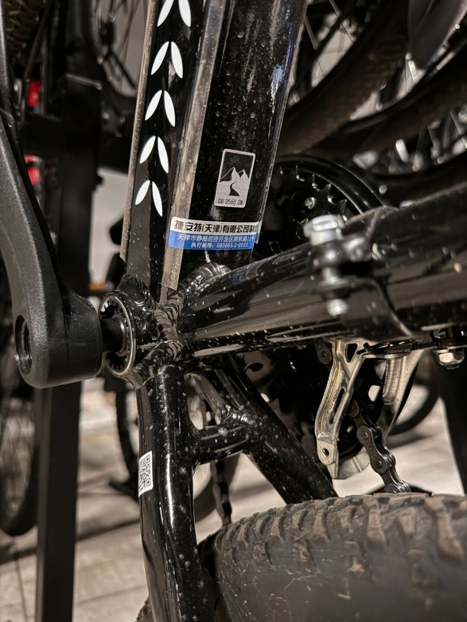 上海警车配置 警用自行车的品牌为捷安特,其具体配置包括:  坚固的车