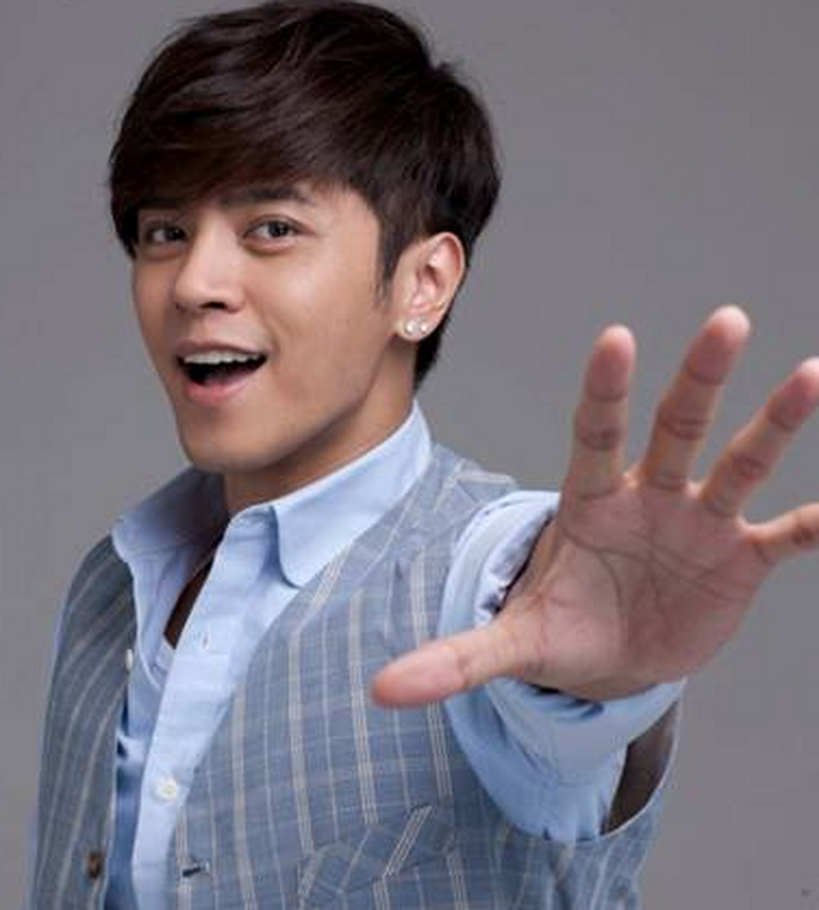 罗志祥戴墨镜耍酷,摆剪刀手庆祝,用三个字再次否认自己变凉凉