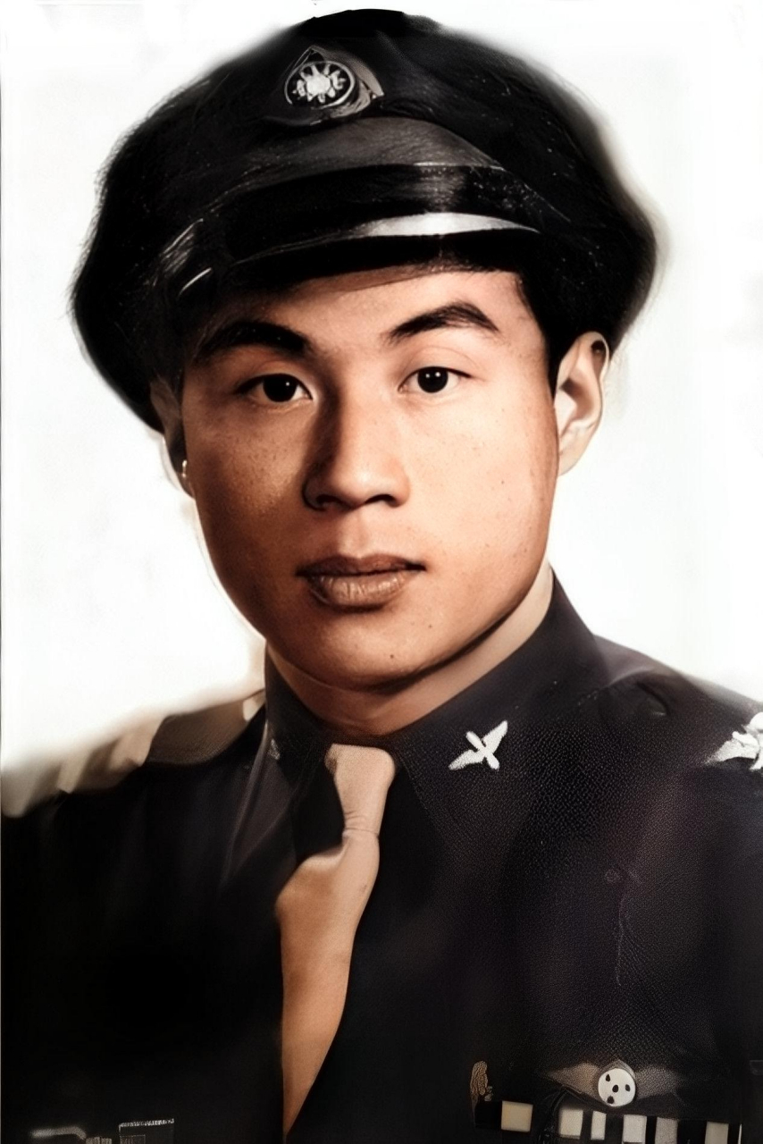 1983年初,63岁的王延洲在农村为县领导倒水!