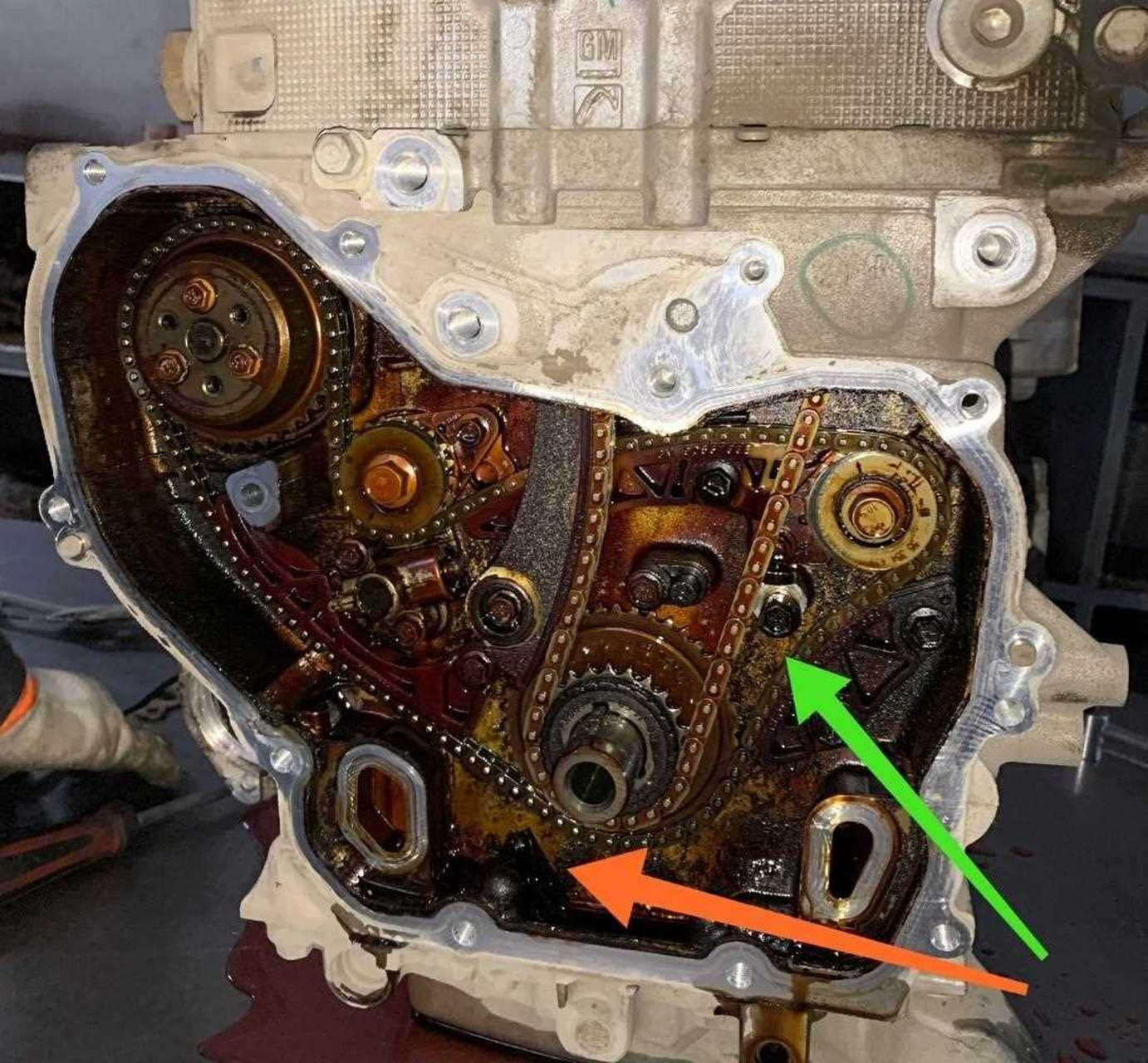 当师傅把雪佛兰发动机侧面的机油泵拆下后,正时链条系统显现出来,如图