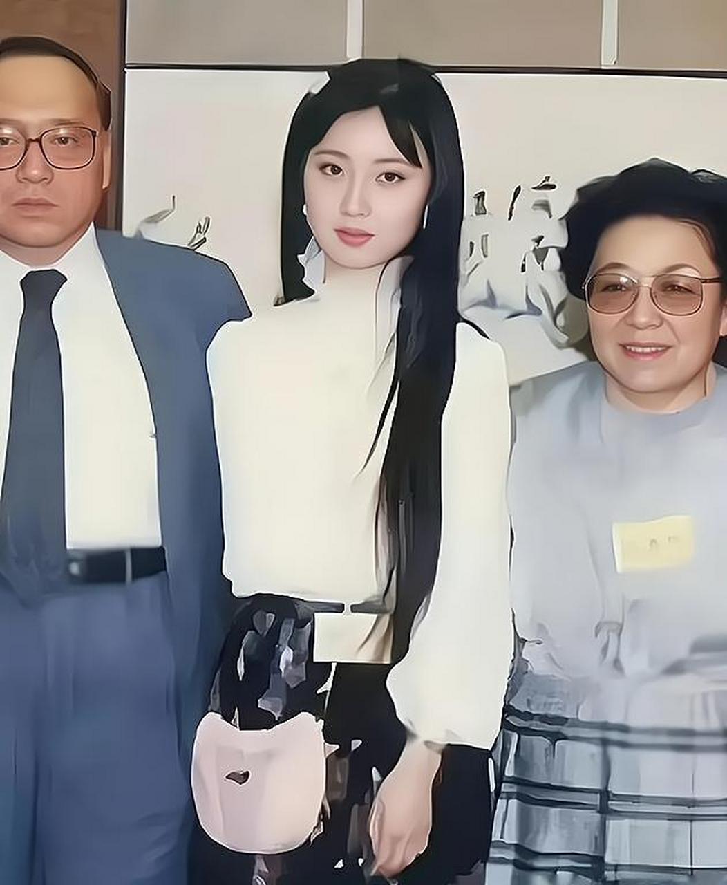 上世纪80年代,陈晓旭扮演的林黛玉穿着一身白色上衣和碎花裙子,腰间系