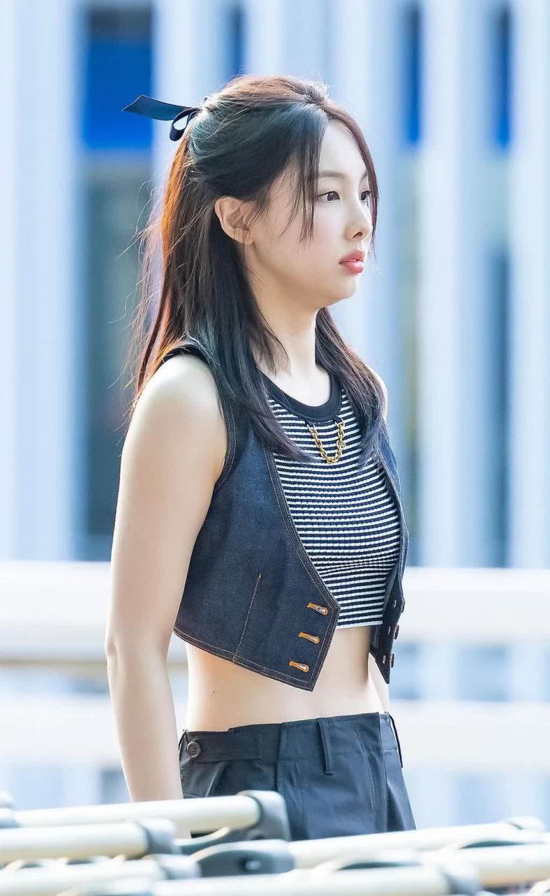 林娜琏230608机场穿搭,牛仔背心搭配工装裤,脸蛋帅气又可爱?[你懂的]