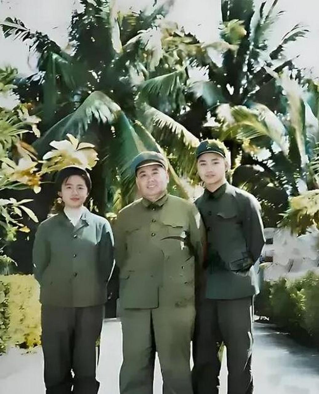 1973年,广州,许世友将军与儿子女儿合影,珍贵的照片记录了这一刻.