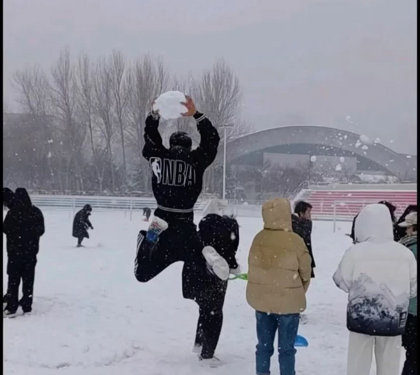 东北人有这么打雪仗的吗?[大笑][大笑]#搞笑
