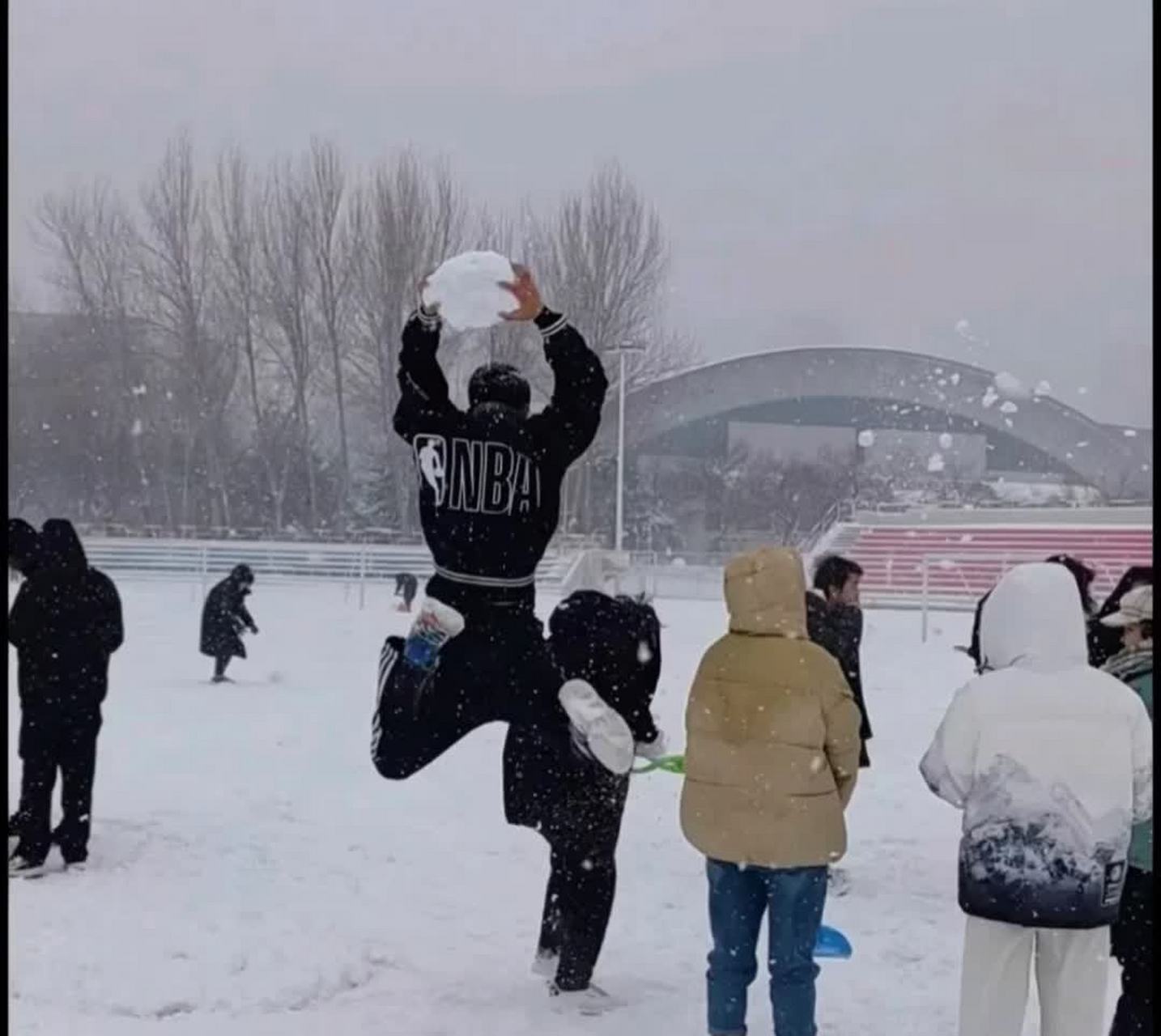 打雪仗的搞笑表情包图片