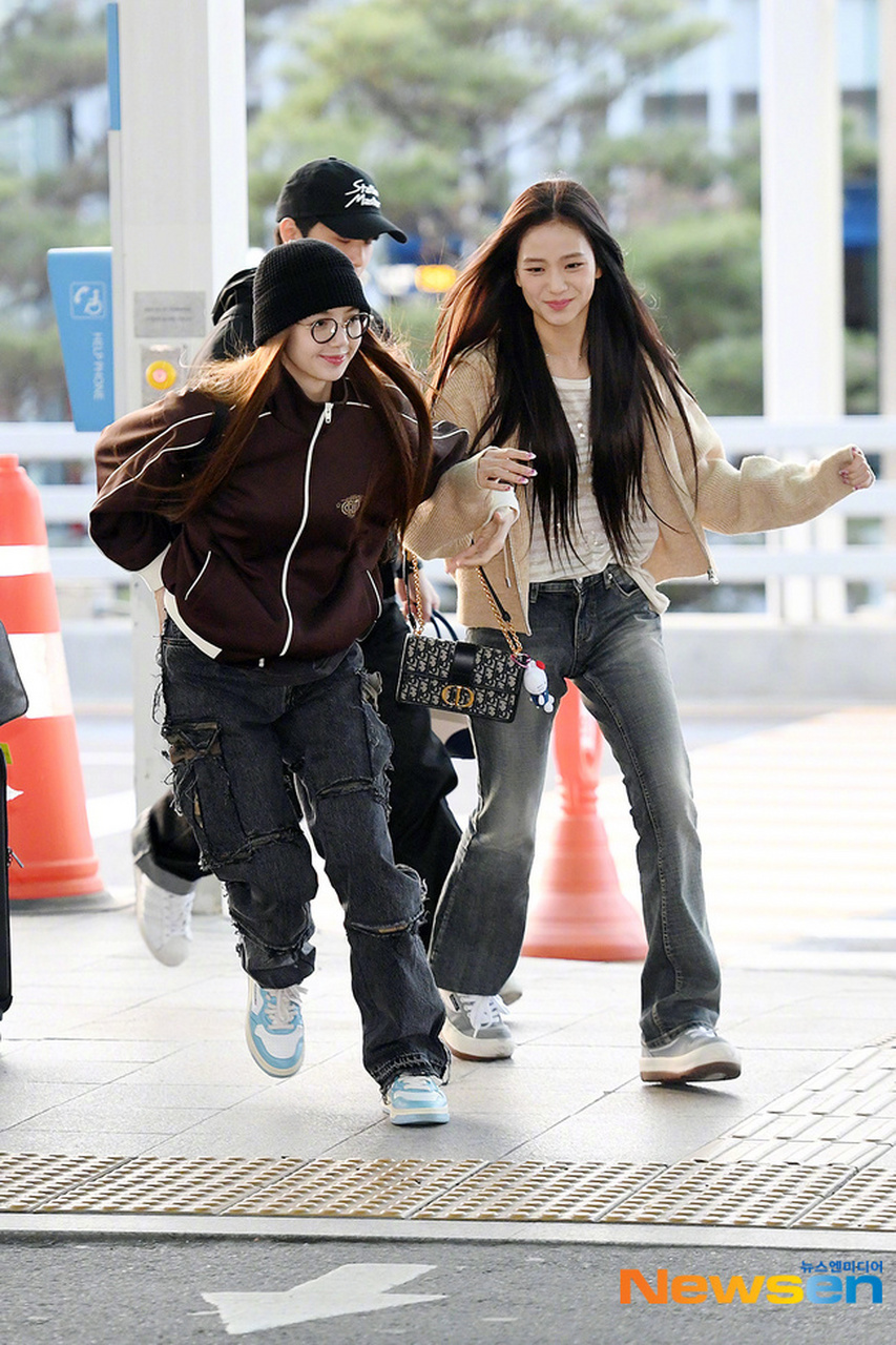 lisa与jisoo机场牵手奔跑,扑面而来的青春气息啊!