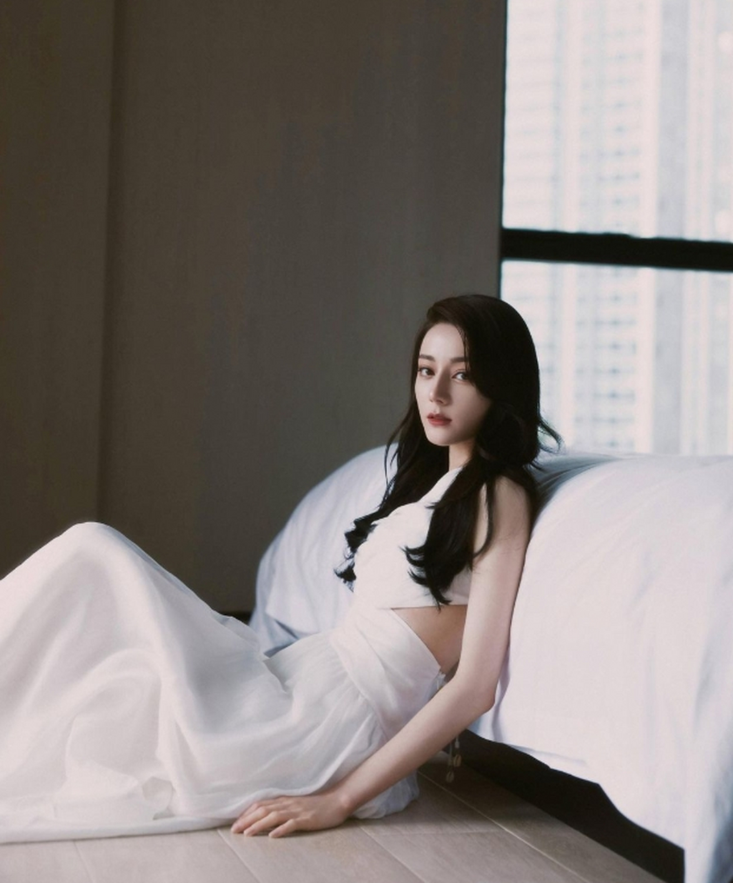 肤白貌美,身材妖娆的#迪丽热巴# 一袭白色吊带裙,香肩玉背,养眼吸睛