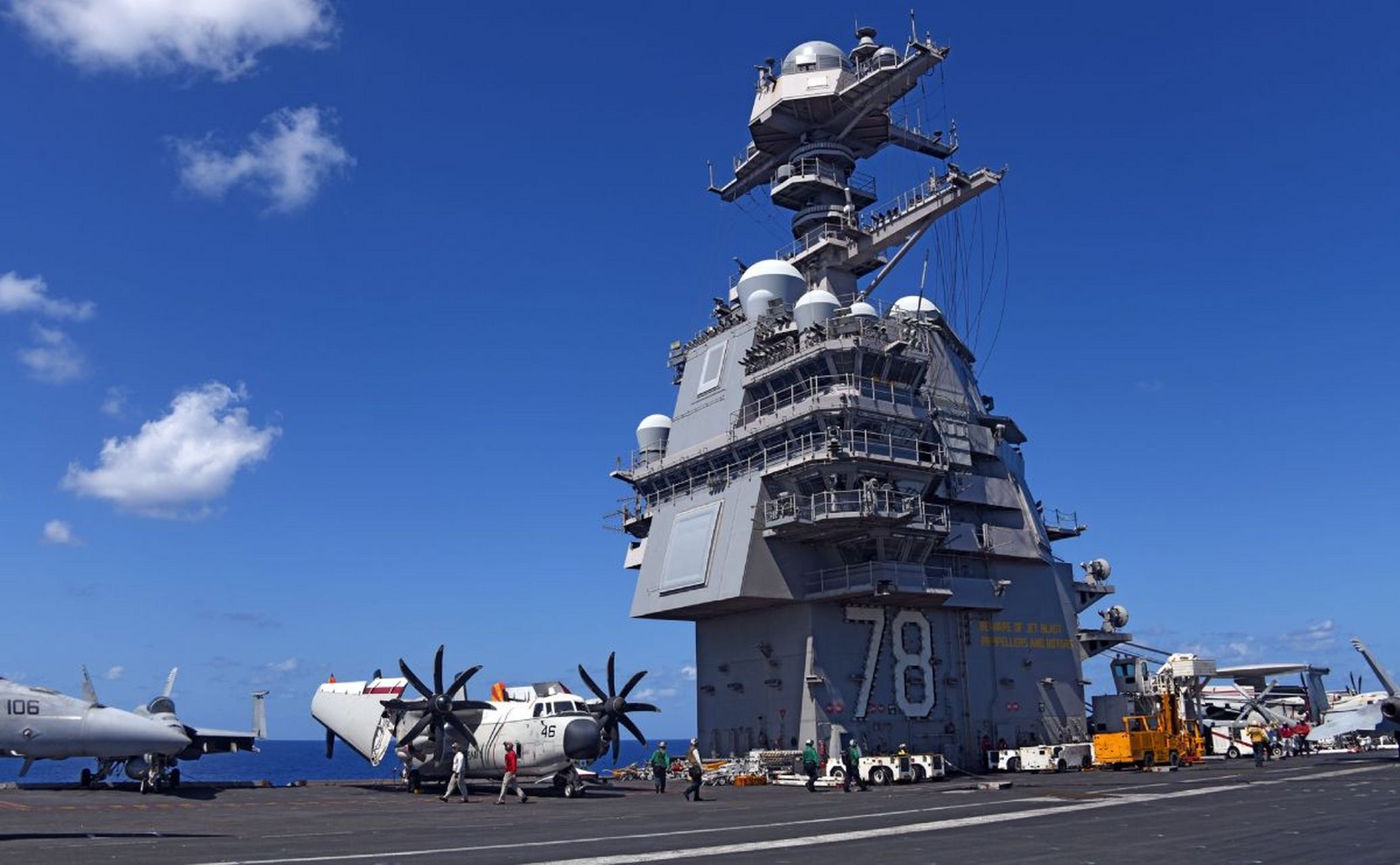 美军在最新型福特号核动力航母上尝试养狗缓解舰员精神压力!