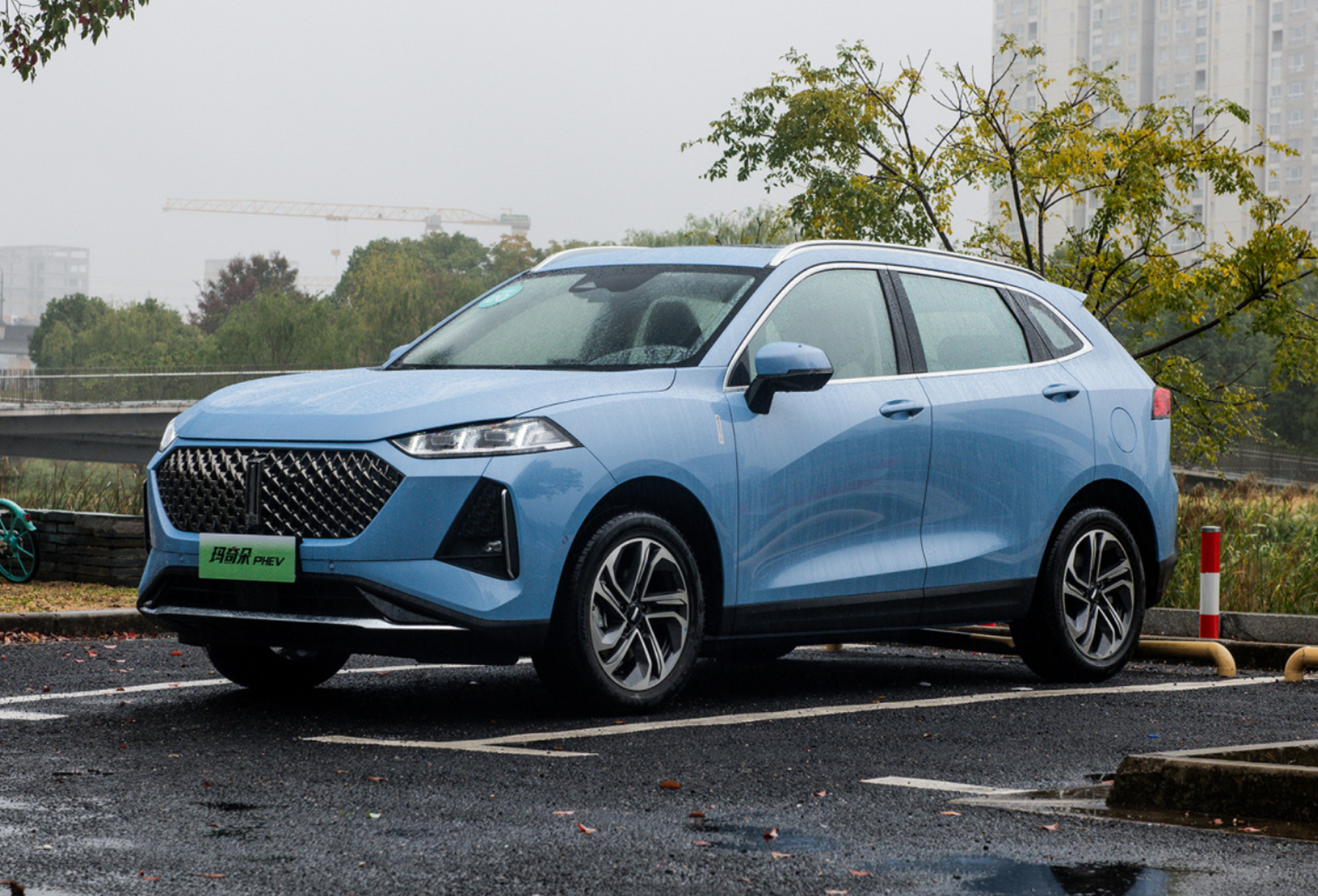 目前长城魏牌汽车有三款车型,都有对应的phev(插混)版,售价分别如下