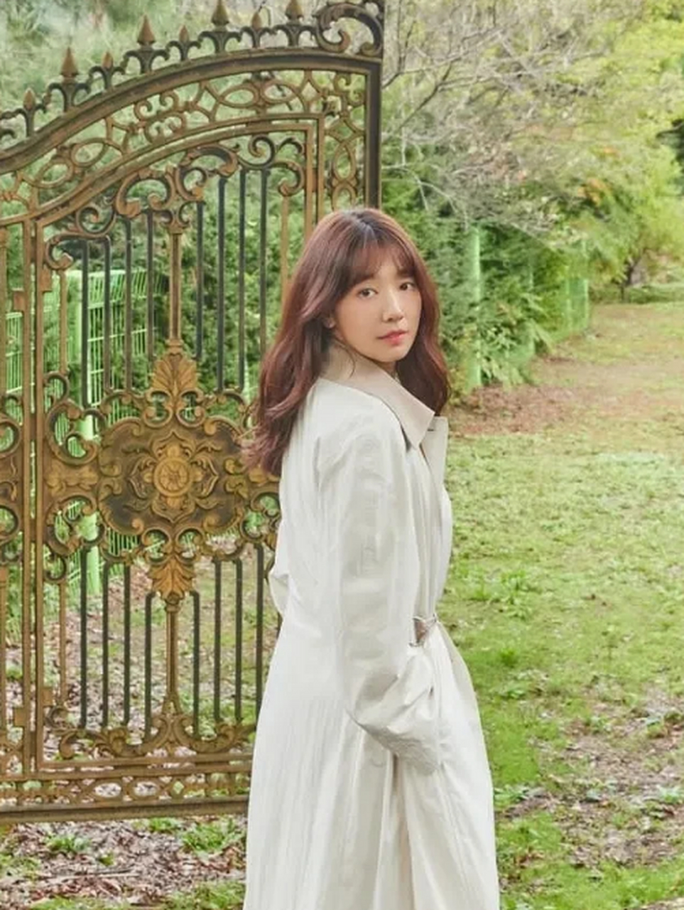 4月,演员朴信惠在自己的instagram上上传了多张照片.