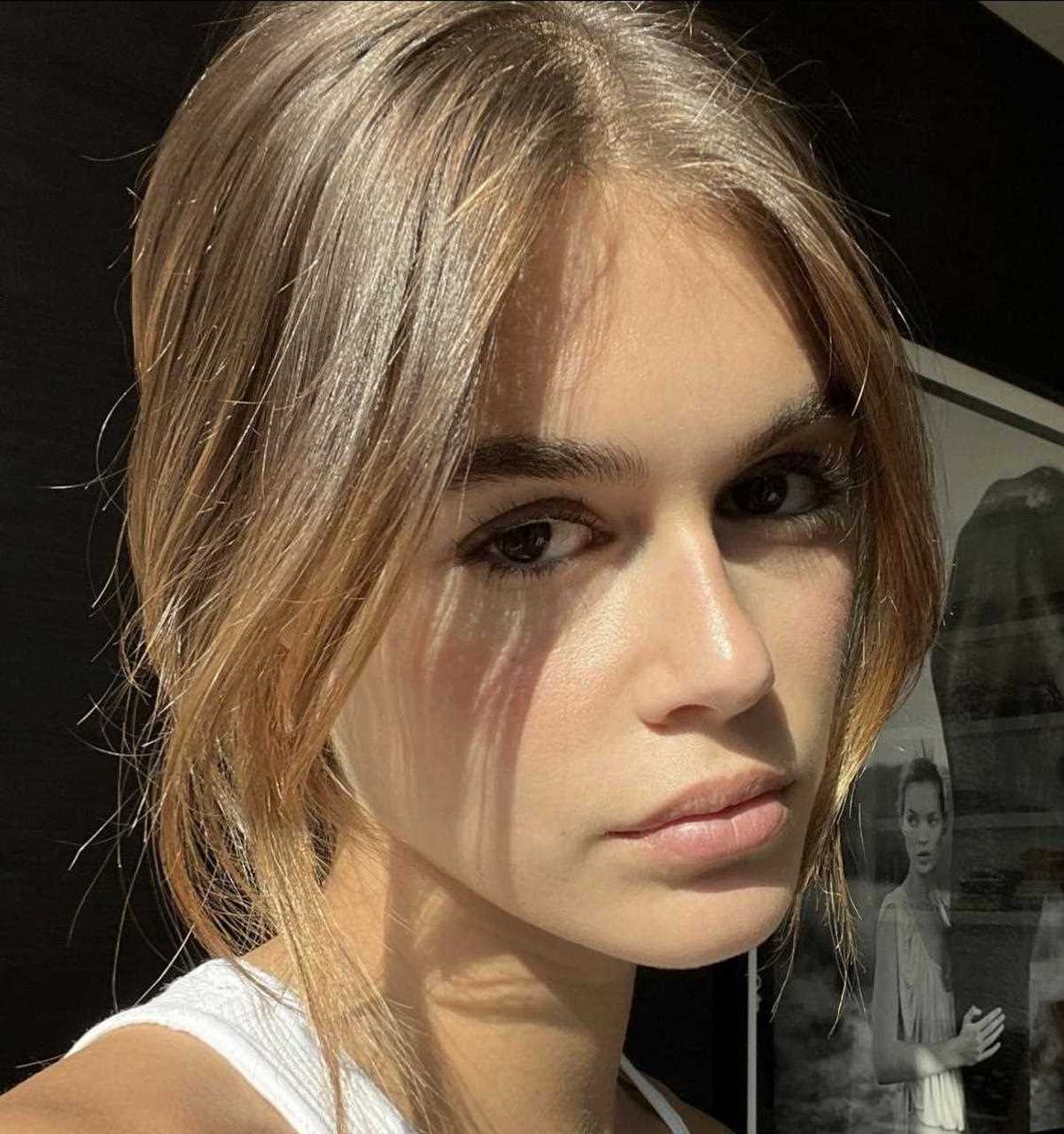 21岁的凯雅·杰柏kaia gerber,越大越有妈妈辛迪·克劳馥cindy