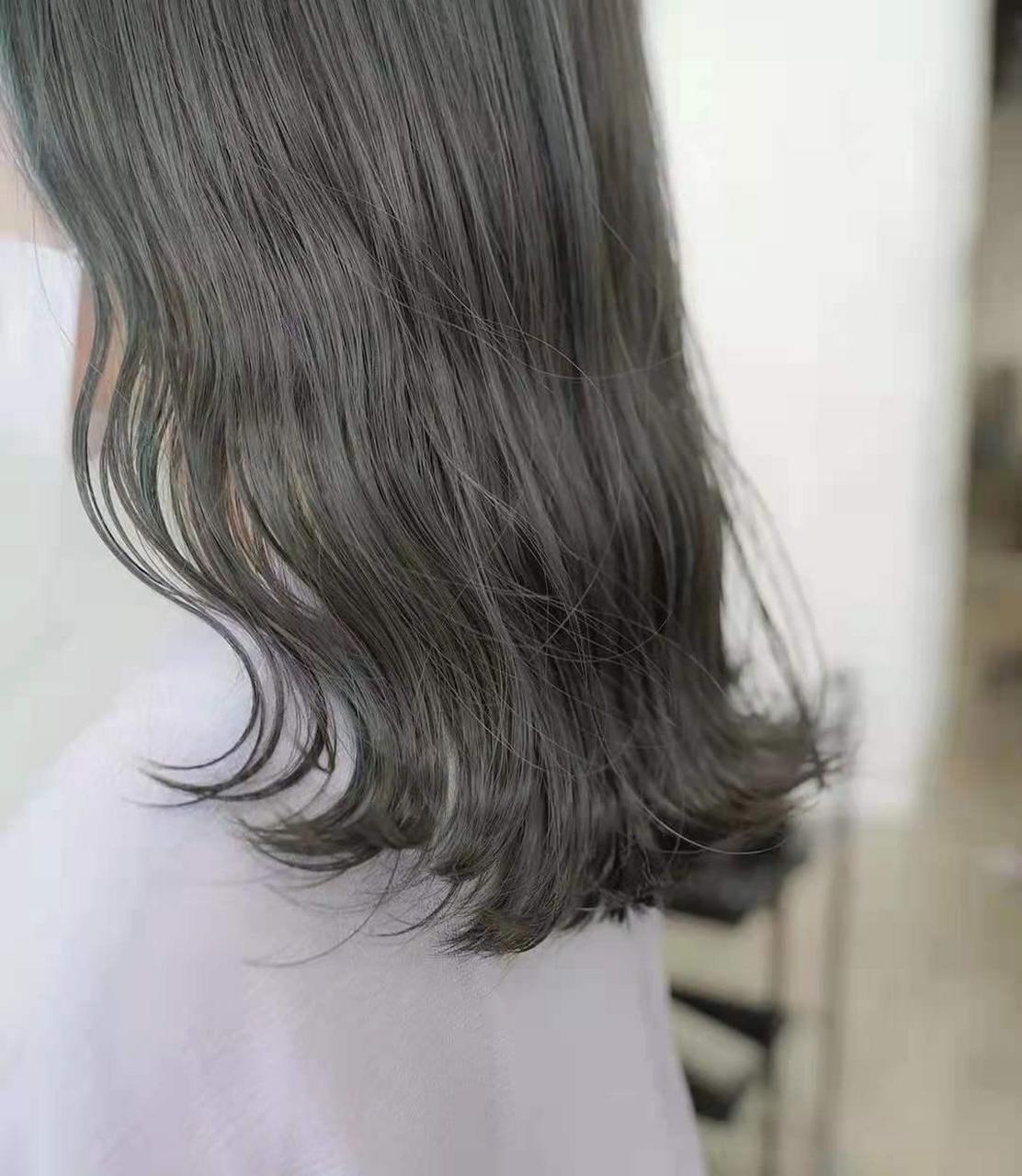 gif创作人# 【显白又高级的冷色系染发,低调又有品位】 越来越多的