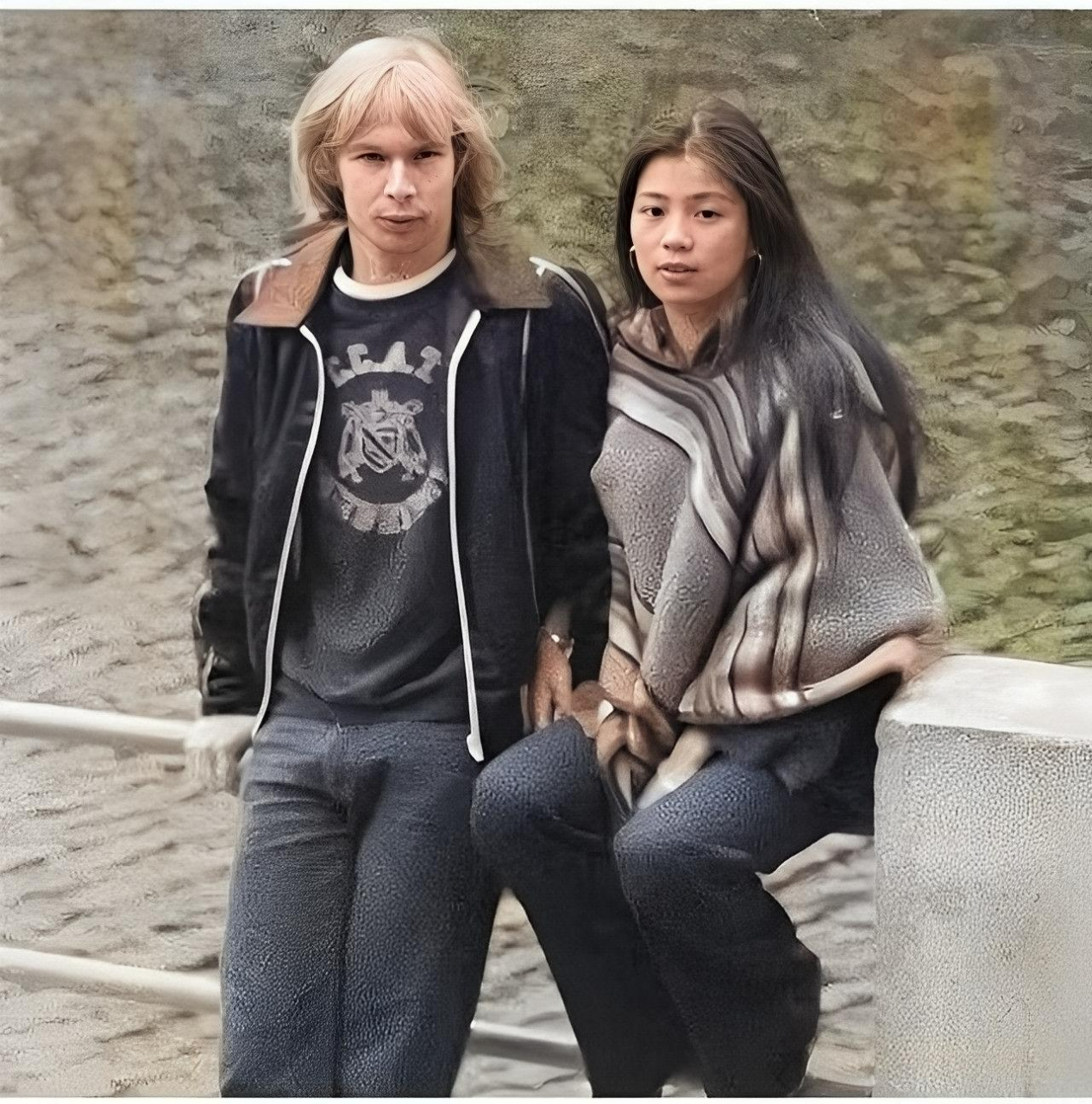然而,翁美玲的母亲不希望他的女儿嫁给一个金发碧眼的外国人.