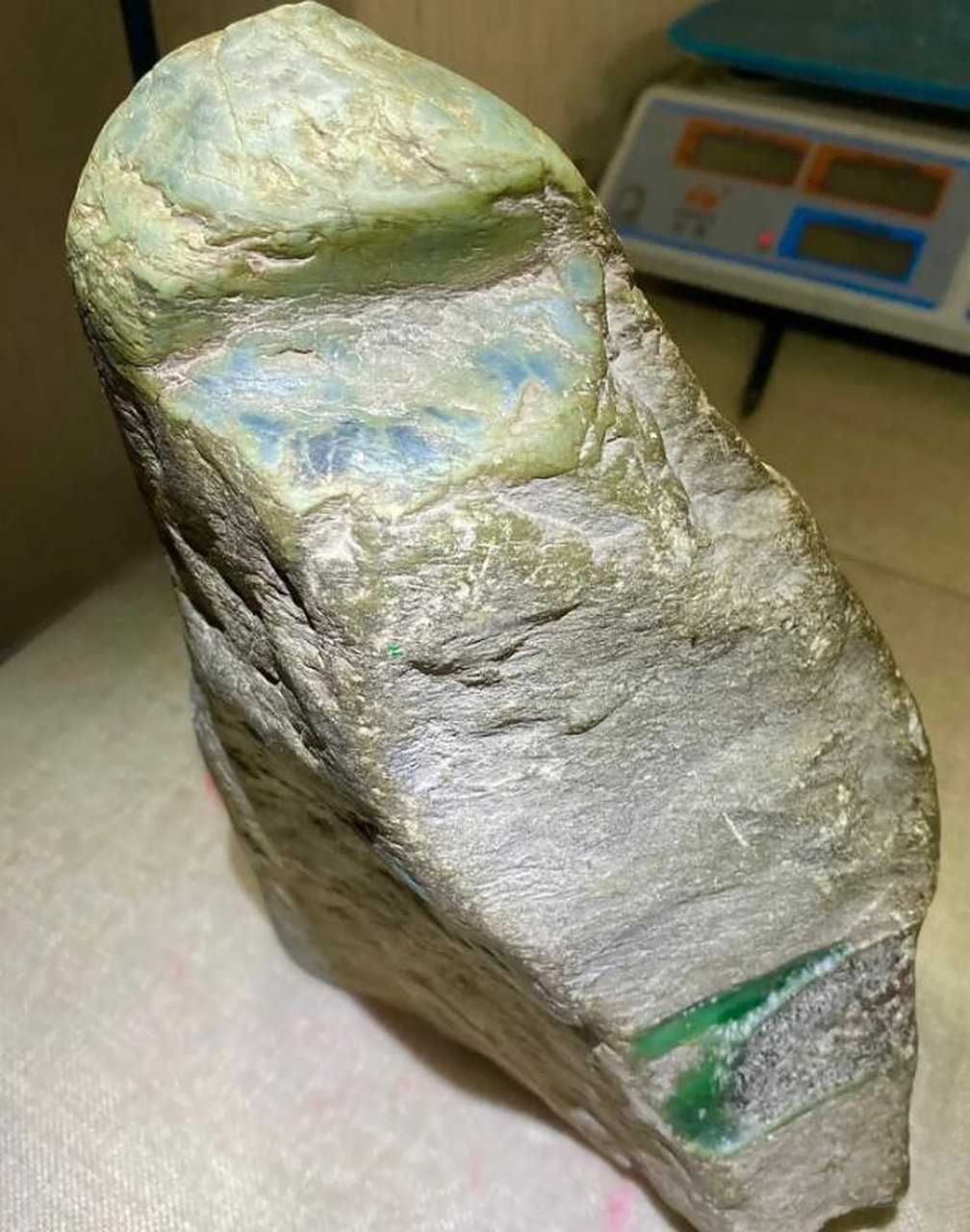翡翠原石##点击头像看直播# 14公斤,老坑南齐色料,料型板正,皮壳览北