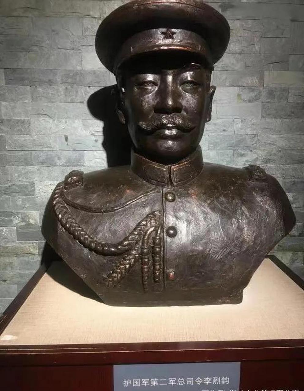 一天,他决定以金钱的力量向华世琦表达他的决心,给华世琦两万块大洋