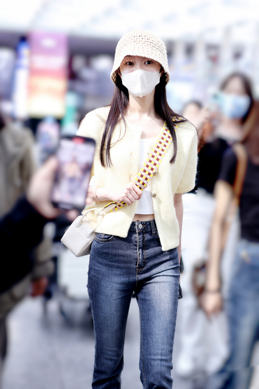 宋轶机场街拍,鹅黄色开衫搭配修身喇叭裤与渔夫帽,温柔清新!