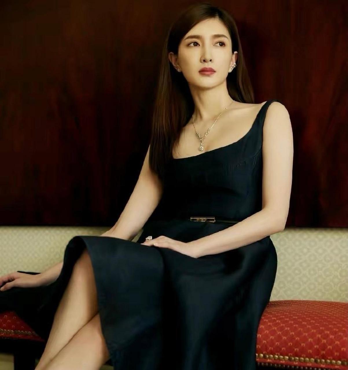 照片中,江疏影身着黑色细带礼服裙亮相,大秀锁骨,傲人身材藏不住,香艳