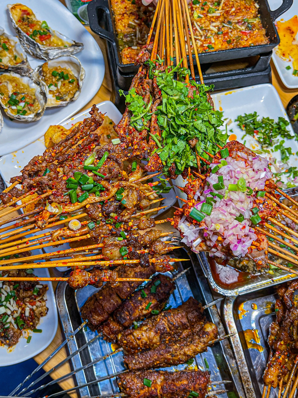 四川成都朋友晚上吃夜宵烧烤