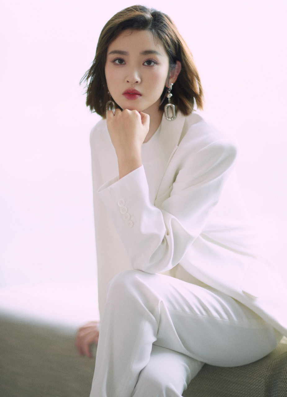 唐艺昕白色西服套装,率性洒脱#唐艺昕