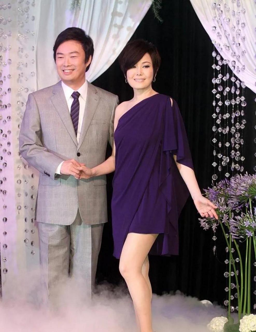 当年,费玉清去日本未婚妻安井千惠家提亲,晚上安井千惠一本正经的说:"