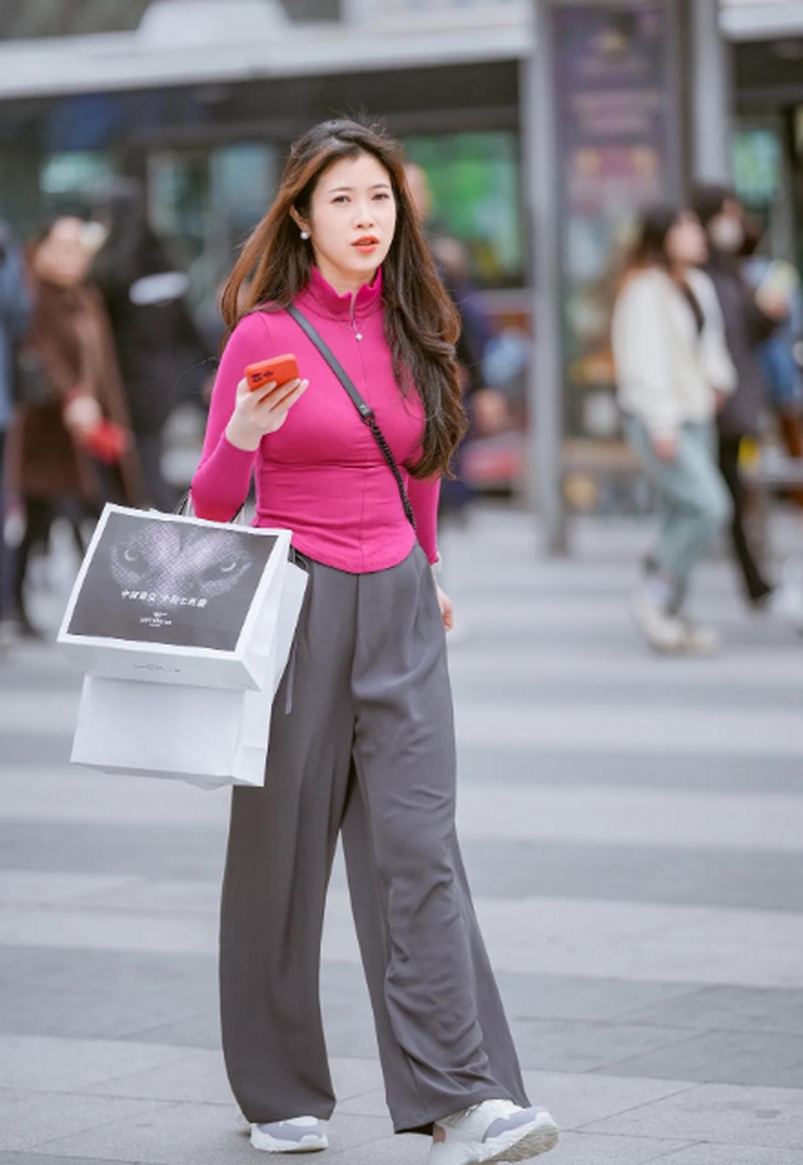 玫红色上衣搭配宽松的裤装,休闲又自然.