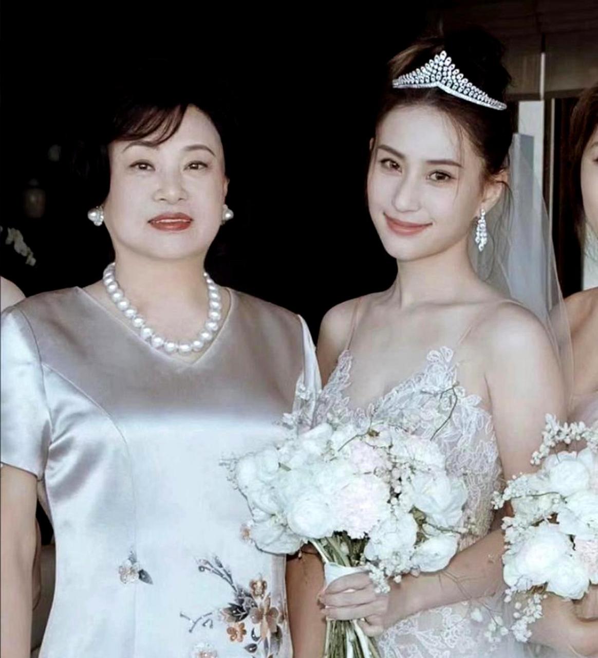 何超莲的母亲和女儿,女婿都戴着真大的珍珠项链!