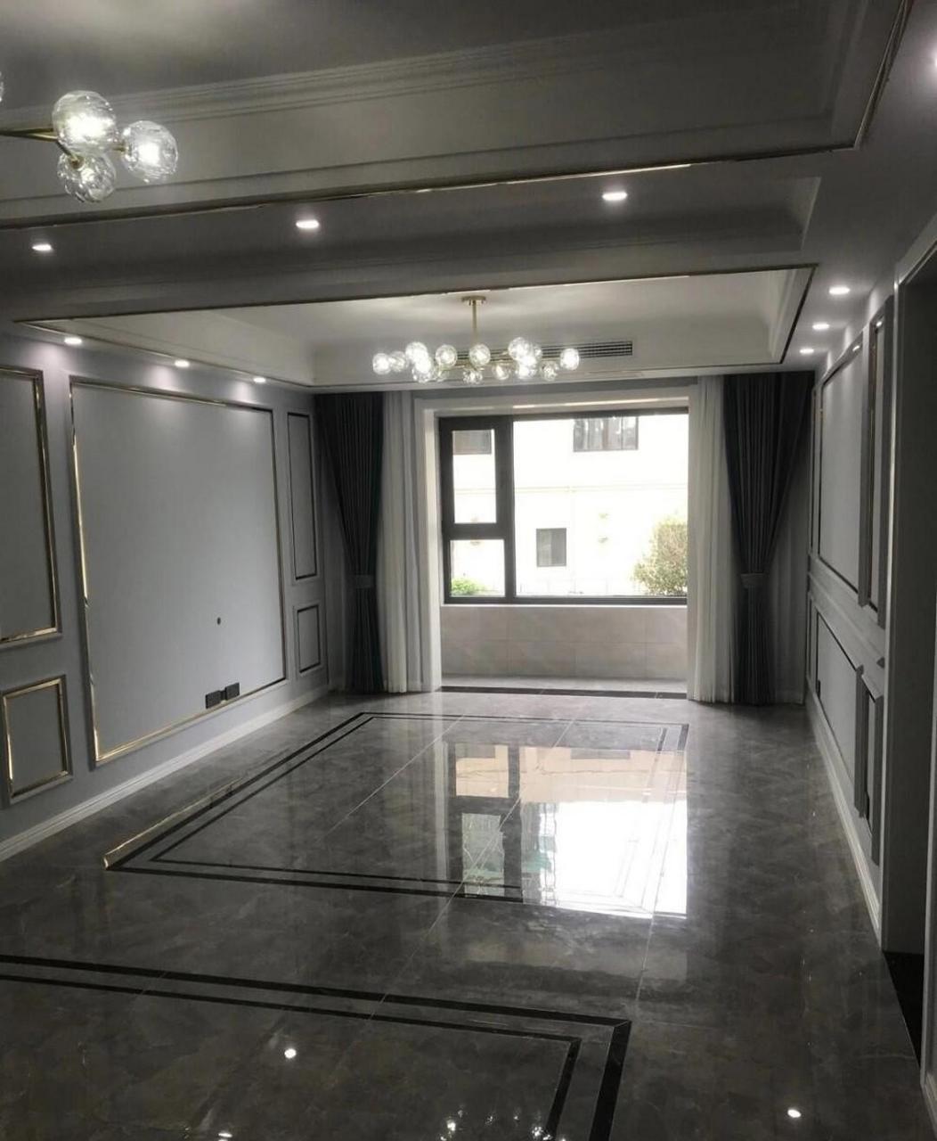 家里客厅电视背景墙,贴了金属线条,非常时尚,而且效果还不错,显得特别