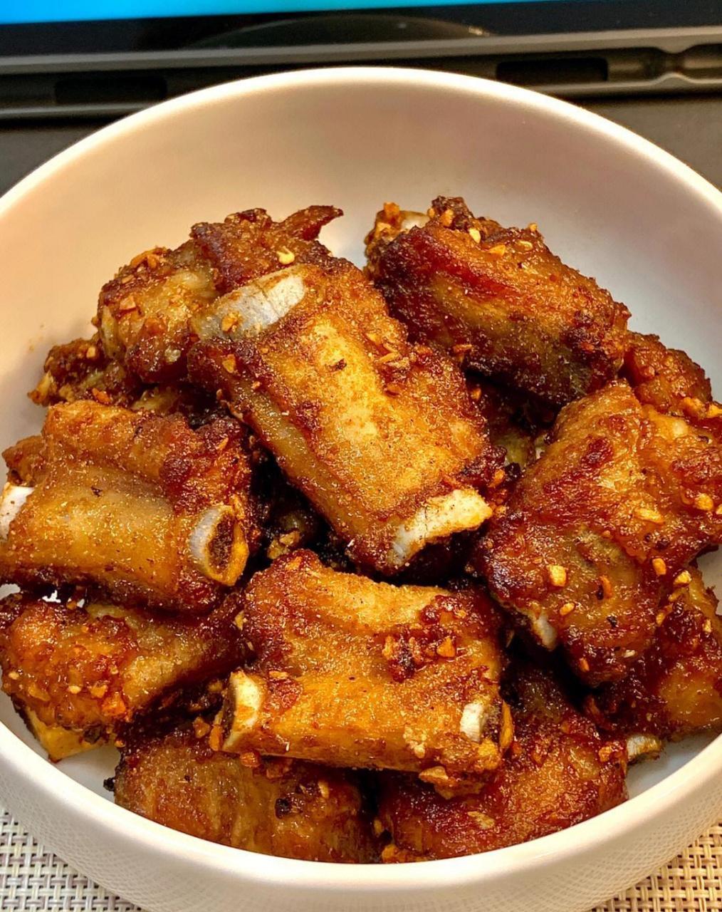 【椒盐蒜香排骨】 94所需食材:一斤排骨,半颗蒜末,椒盐粉.