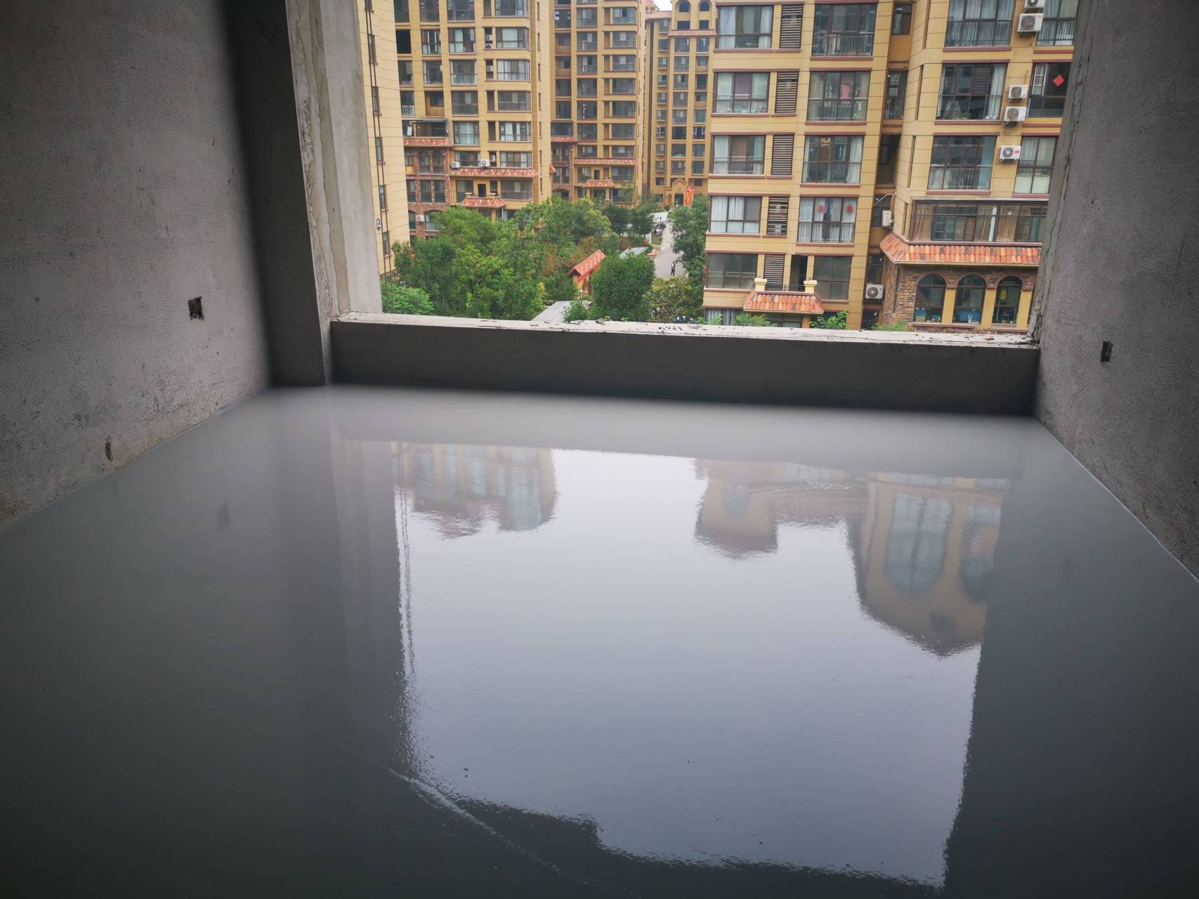 为了卷材类地板施工质量和装修效果,使用水泥基自流平地面找平,需严格