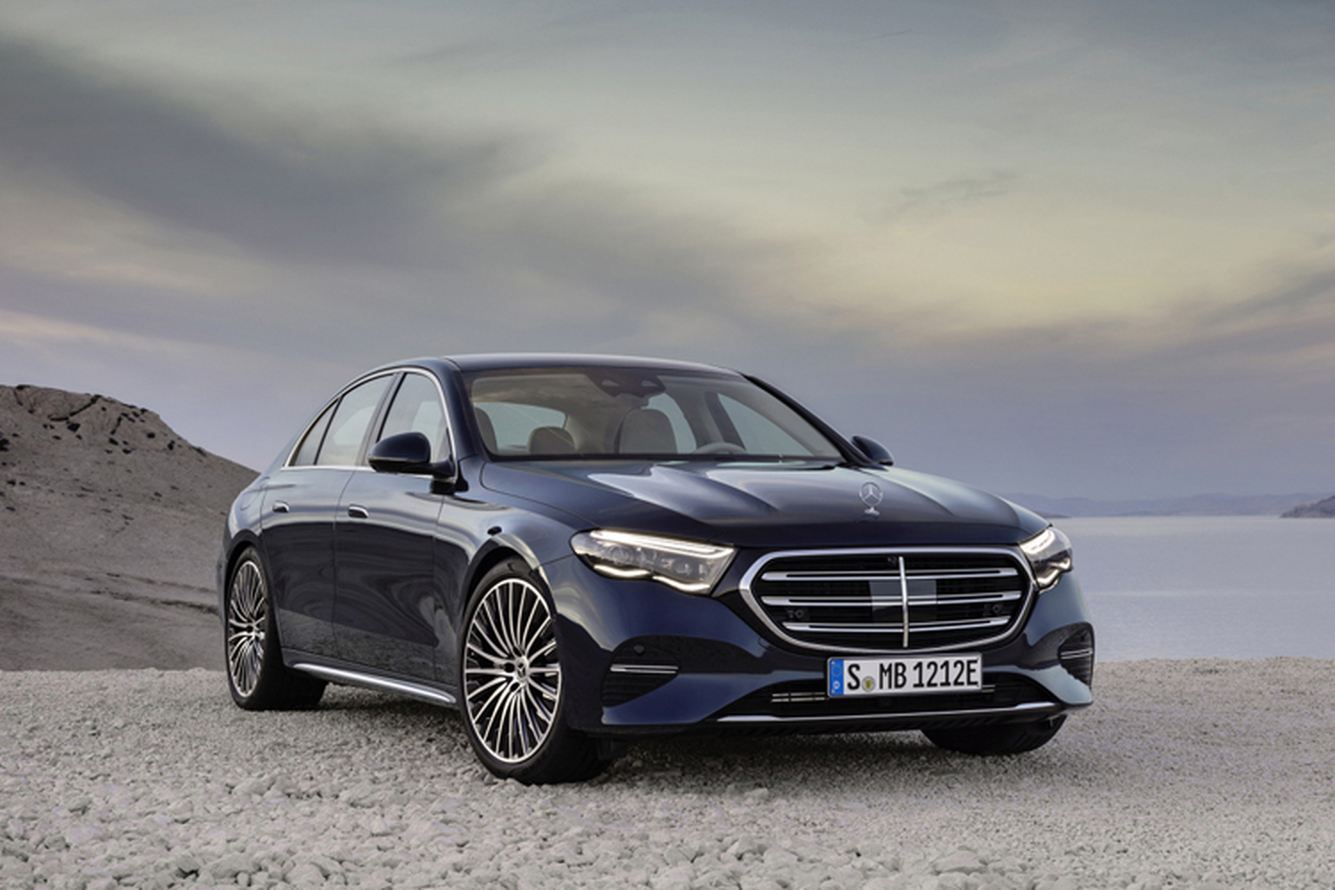 在近日的德国慕尼黑车展上,梅赛德斯-奔驰对发布了e400e 4matic车型