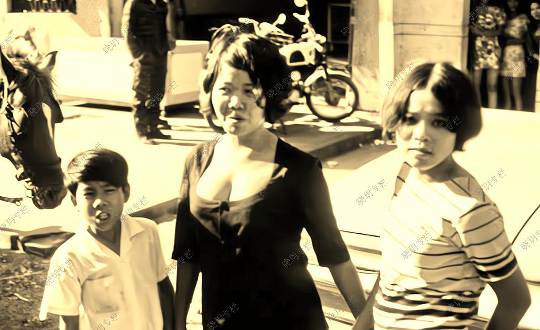 1972年的越南;在西贡的街道上,一位单身母亲带着她的孩子,她的丈夫是