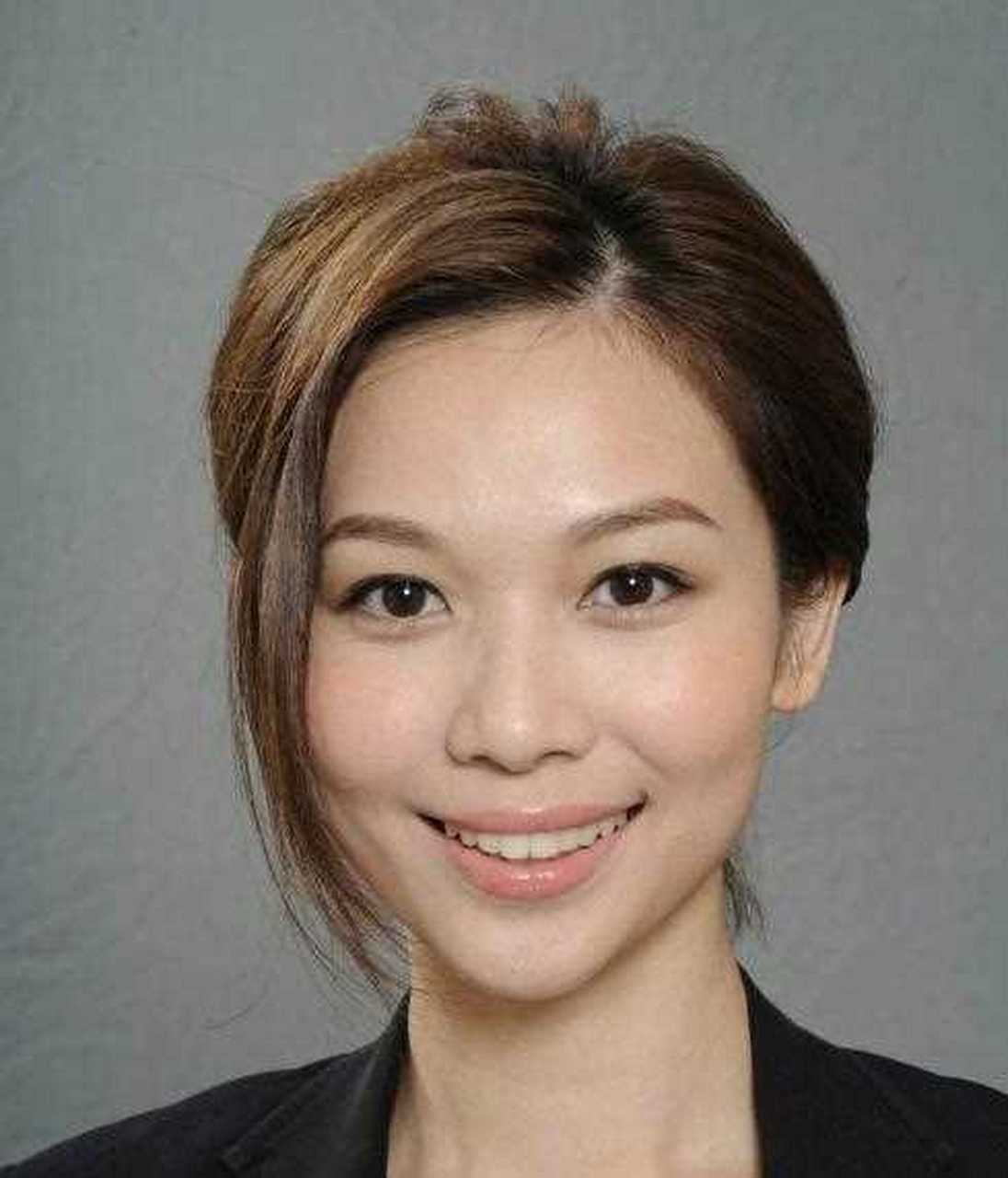 【杨秀惠官宣二胎产女】14日,杨秀惠晒出一家四口的握手照,官宣二胎,"