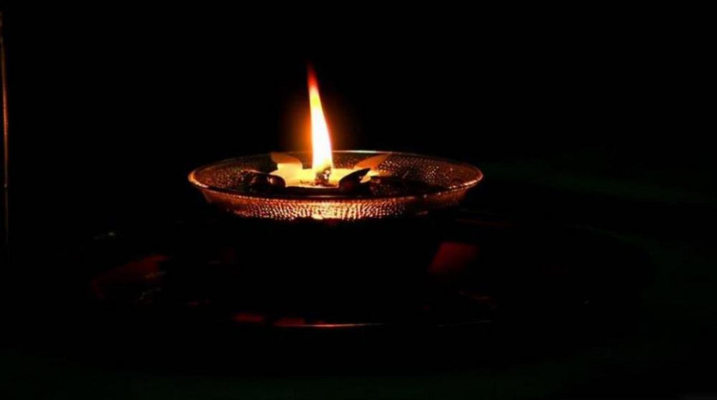 很多盗墓者在进入空无一人的墓穴里时,往往会发现里面的灯一盏一盏仍